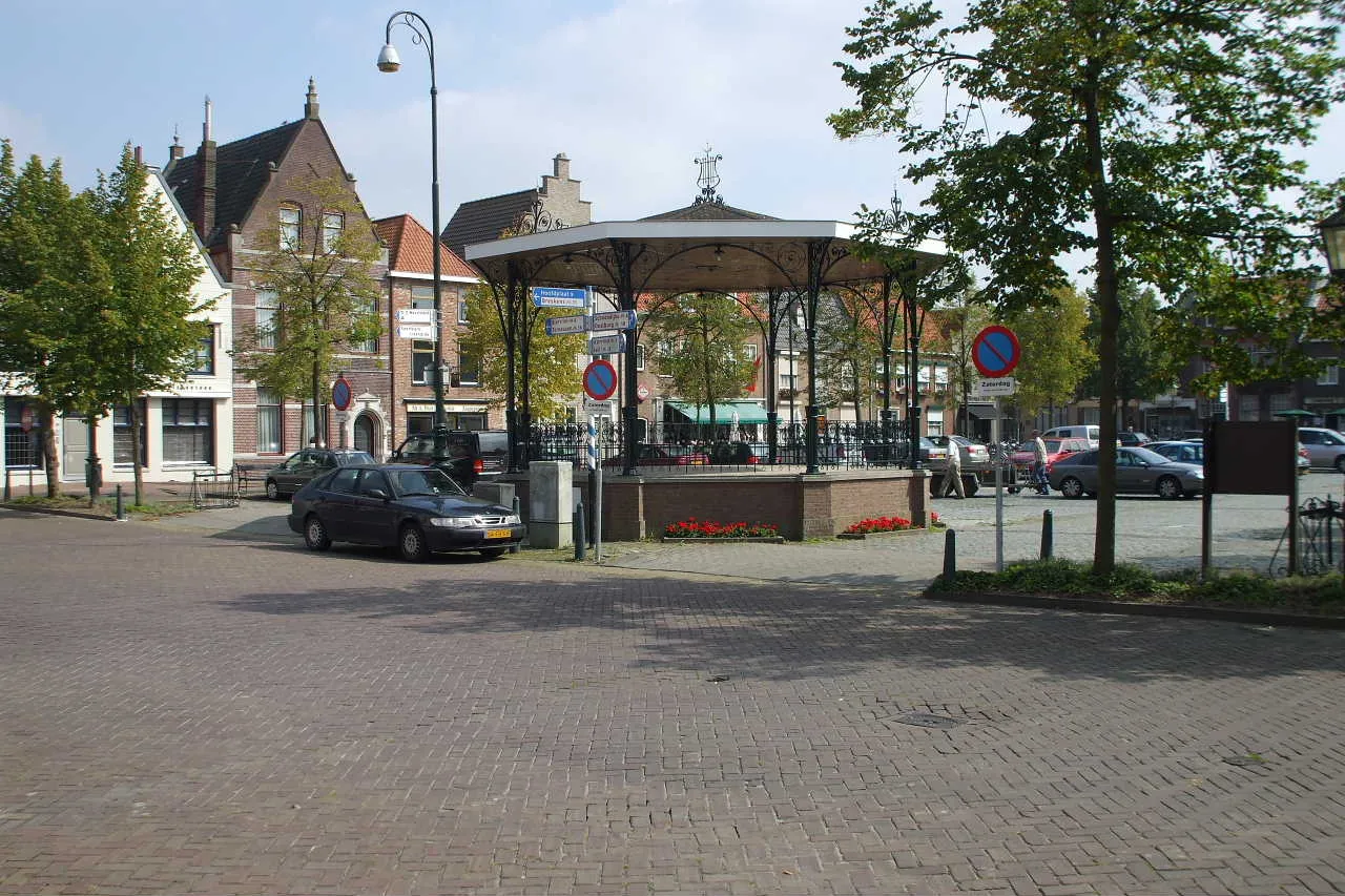 Photo showing: IJzendijke - de Markt.