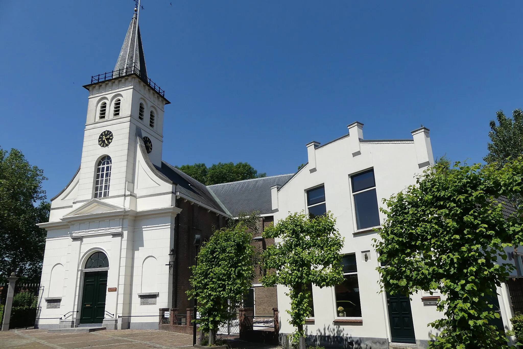 Photo showing: Zicht op een deel van de Nederlands Hervormde Kerk in Ooltgensplaat