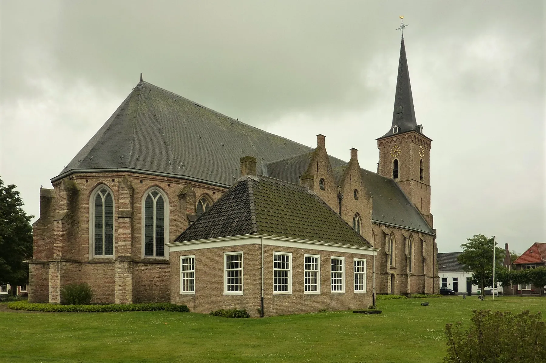 Photo showing: Zicht op een deel van de Sint Adriaanskerk in Dreischor