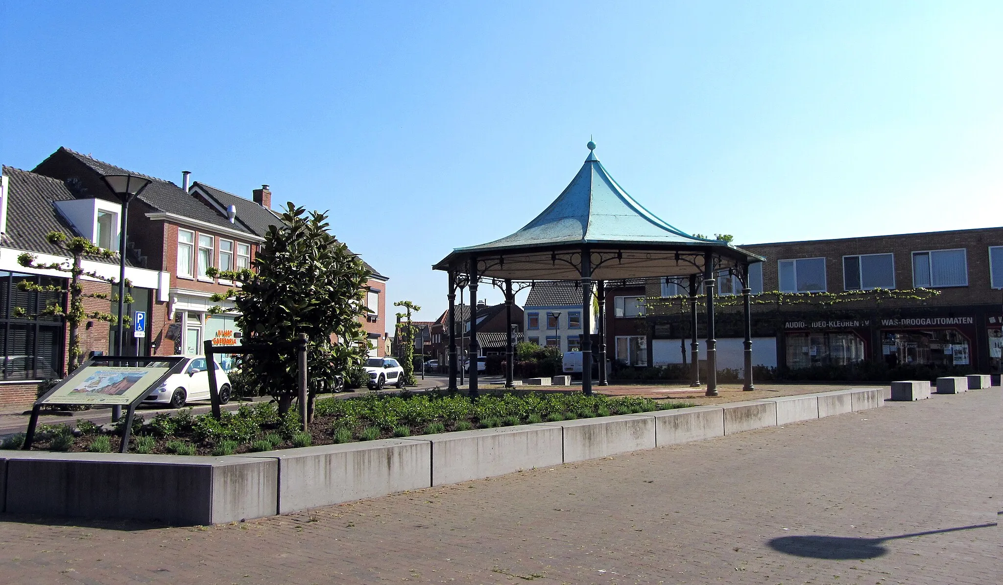 Photo showing: Kiosk van Britse makelij op de Markt in Ossendrecht