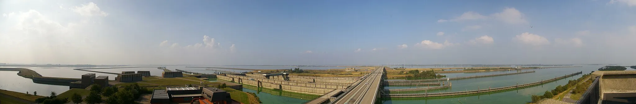 Photo showing: Panoramic view of the Philipsdam locks between the Krammer and the Oosterschelde, Zeeland and Zuid-Holland, the Netherlands. Used on nl:Philipsdam. Looking broadly north.