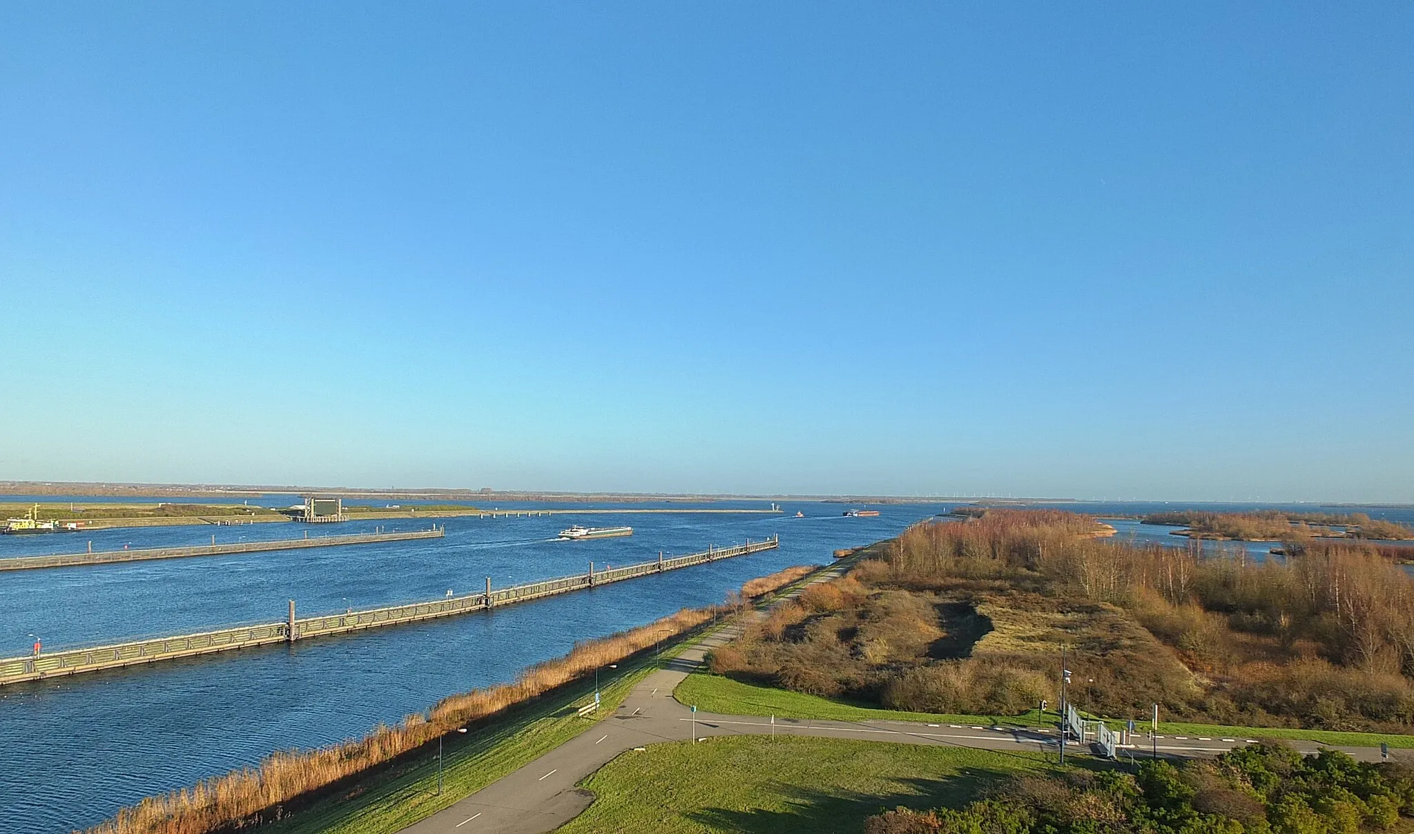 Photo showing: The Karmmer locks complex in the Philips dam, which is the shipping connection between the Oosterschelde and Volkerak-Zoommeer. The locks are technically sophisticated because they must avoid the exchange between the freshwater Volkerak and the brackish water of the Oosterschelde. The locks are designed so that there is no influx of saltwater that enters the Volkerak and only a little fresh water in the Oosterschelde.