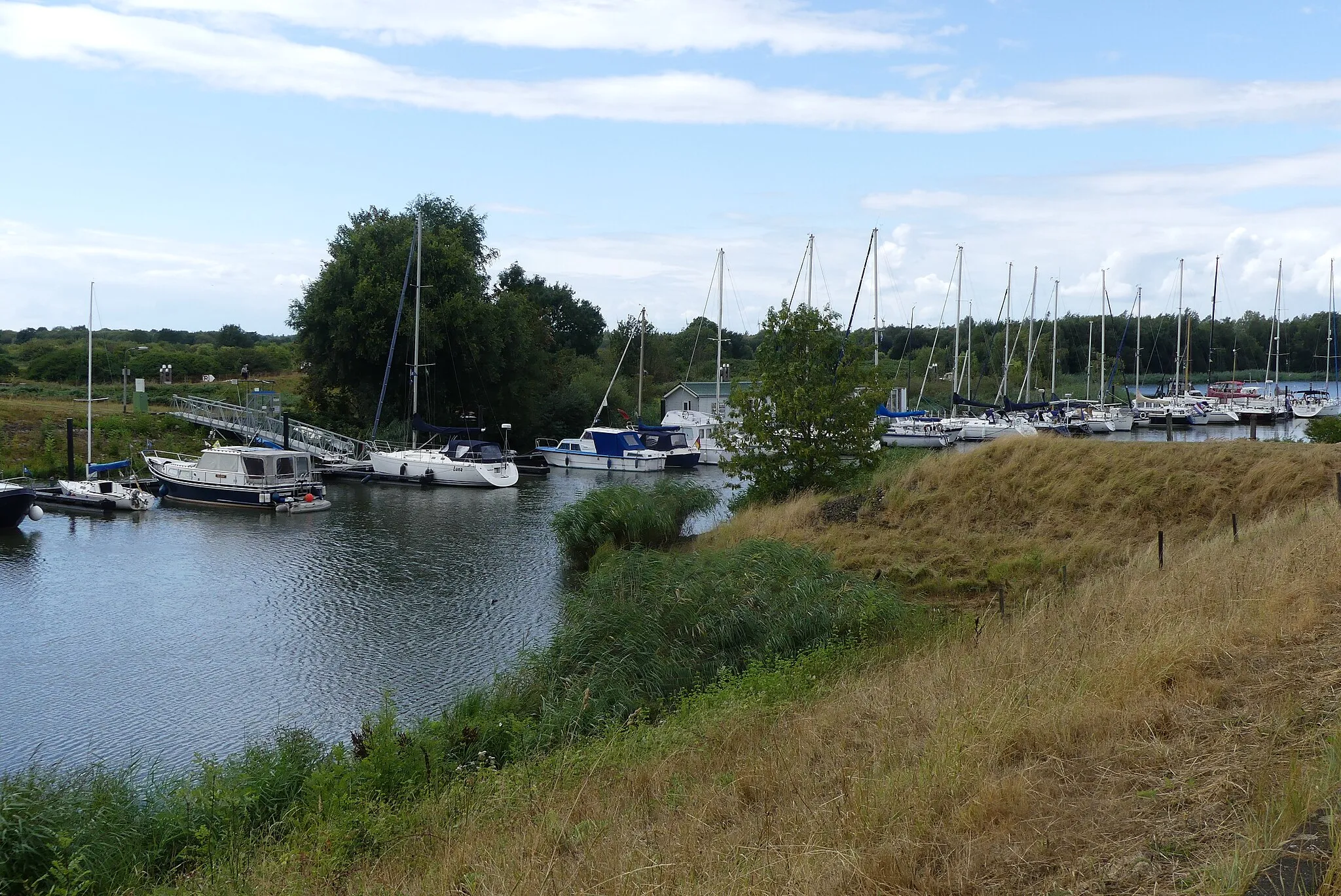 Photo showing: Zicht op deel van de haven met watersportvereniging Volkerak gelegen nabij het Volkerak in de provincie Noord-Brabant