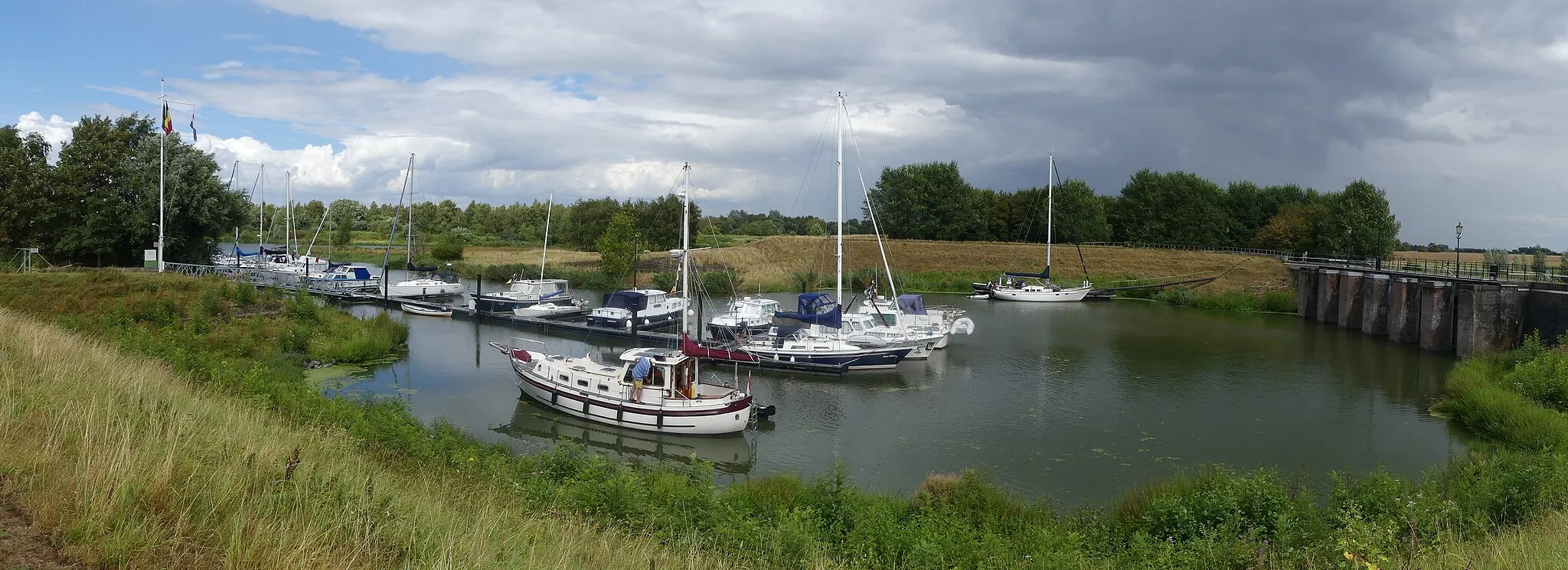 Photo showing: Zicht op deel van de haven met watersportvereniging Volkerak gelegen nabij het Volkerak in de provincie Noord-Brabant