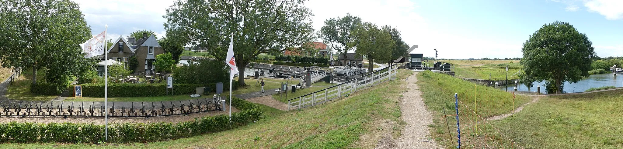 Photo showing: Zicht op de omgeving rond het sluizencomplex Benedensas en restaurant Beneden Sas niet ver van De Heen