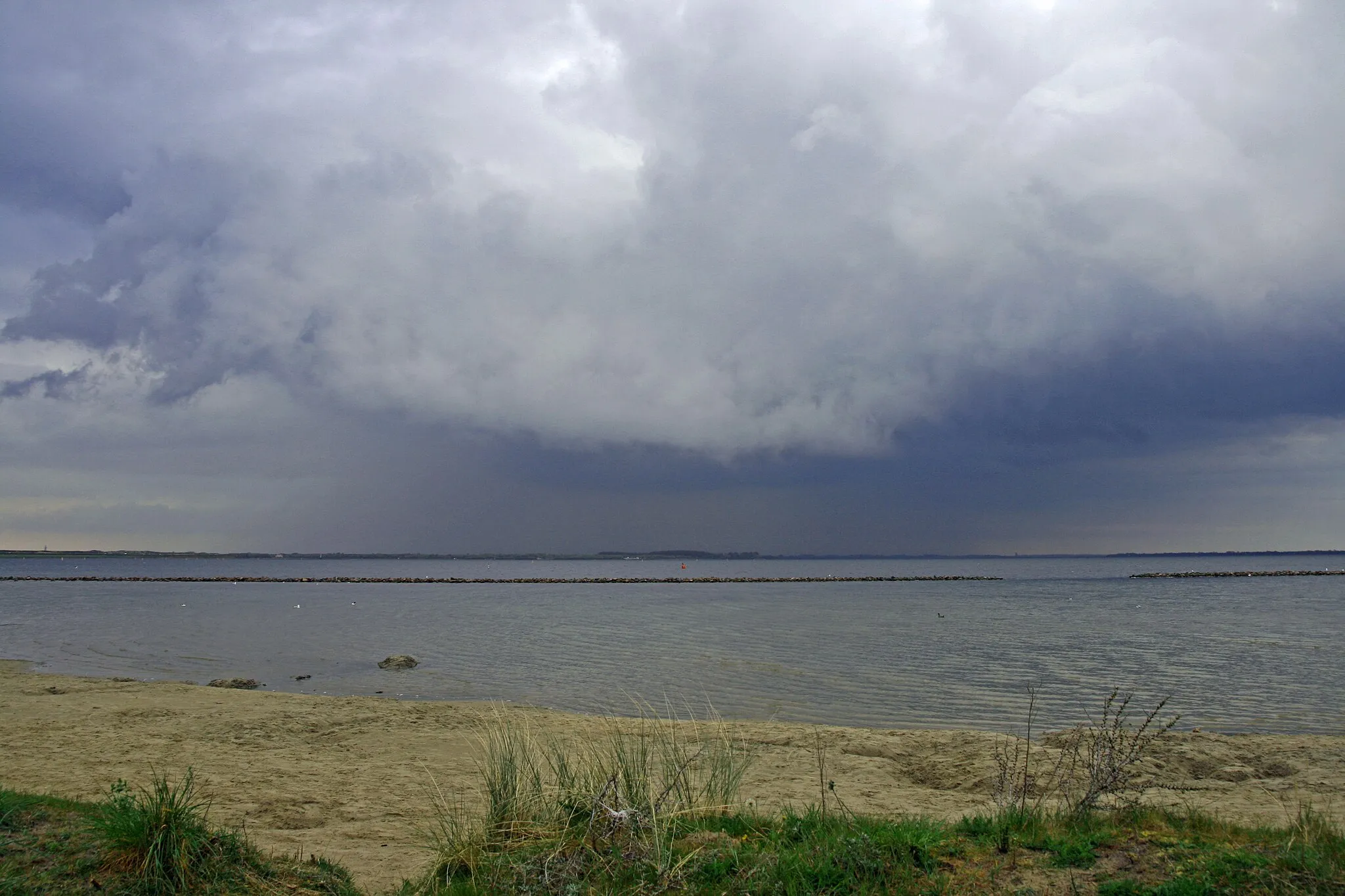 Photo showing: Hevige bui boven Grevelingenmeer