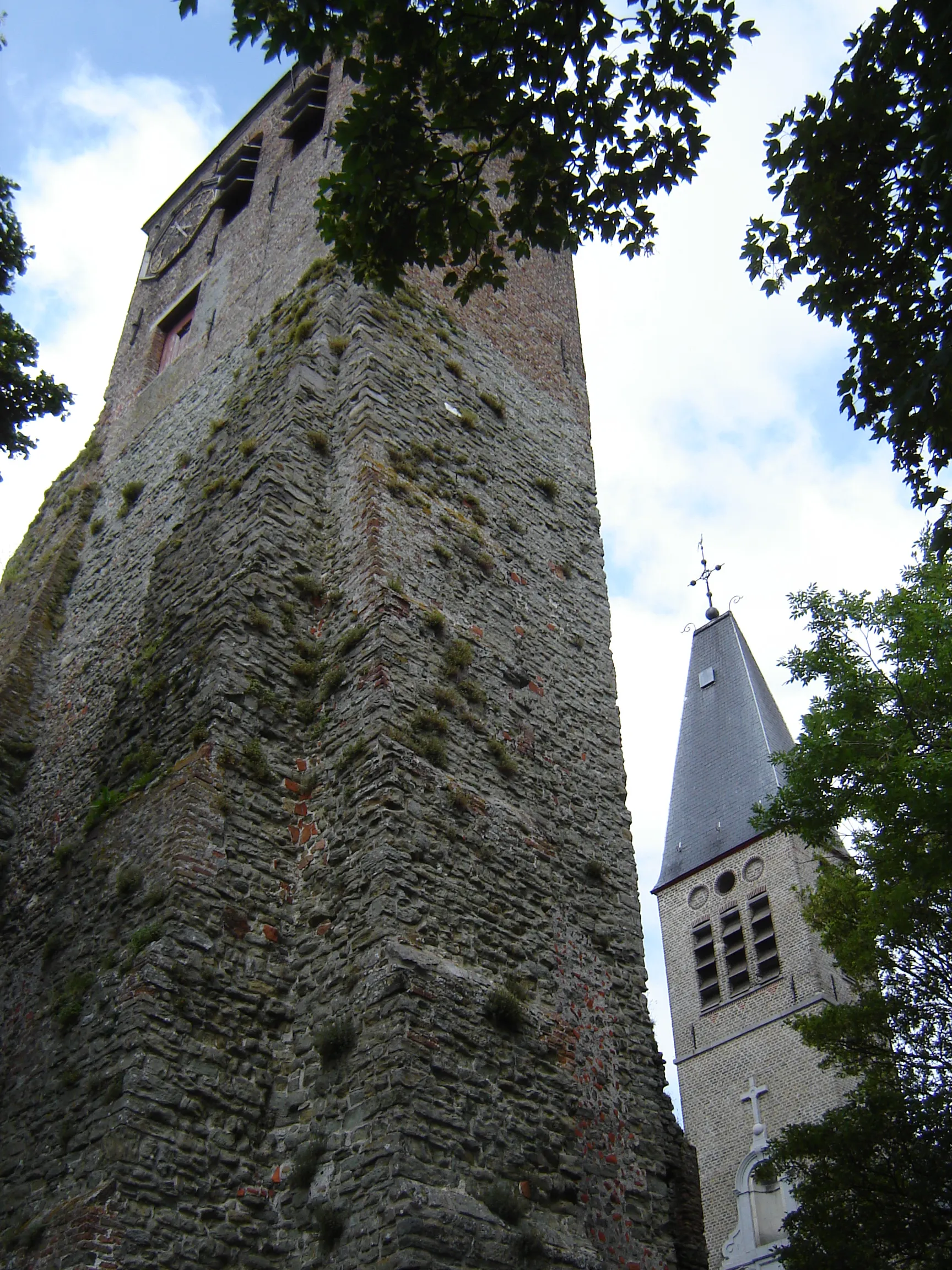 Photo showing: Old and new tower of the church of Saint Peter in Chains in Dudzele, Brugge, West-Flanders, Belgium.