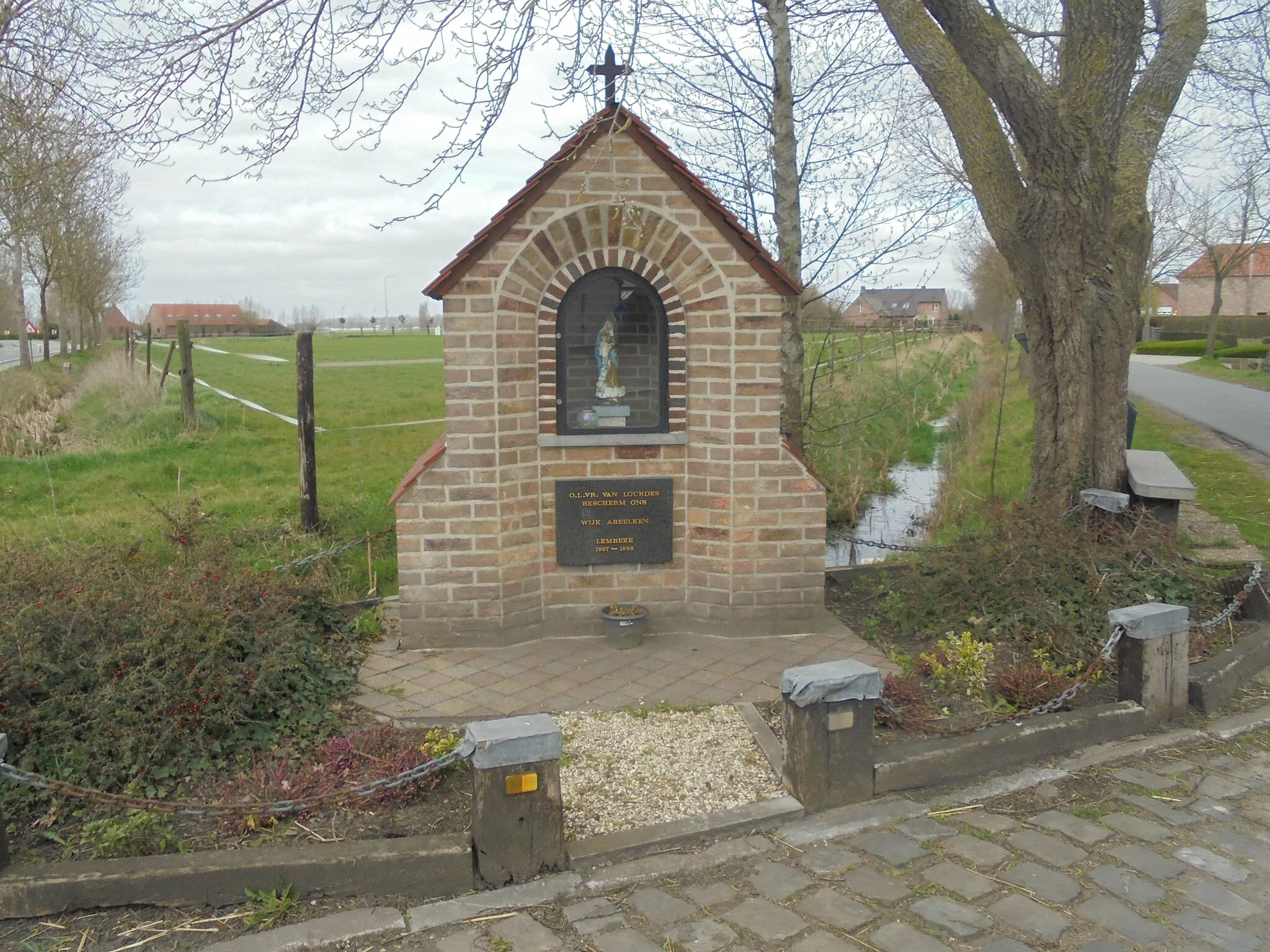 Photo showing: Onze Lieve Vrouw van Lourdeskapel - hoek Ketsebroek met de Vraubantstraat - Lembeke - Kaprijke - Oost-Vlaanderen - België.