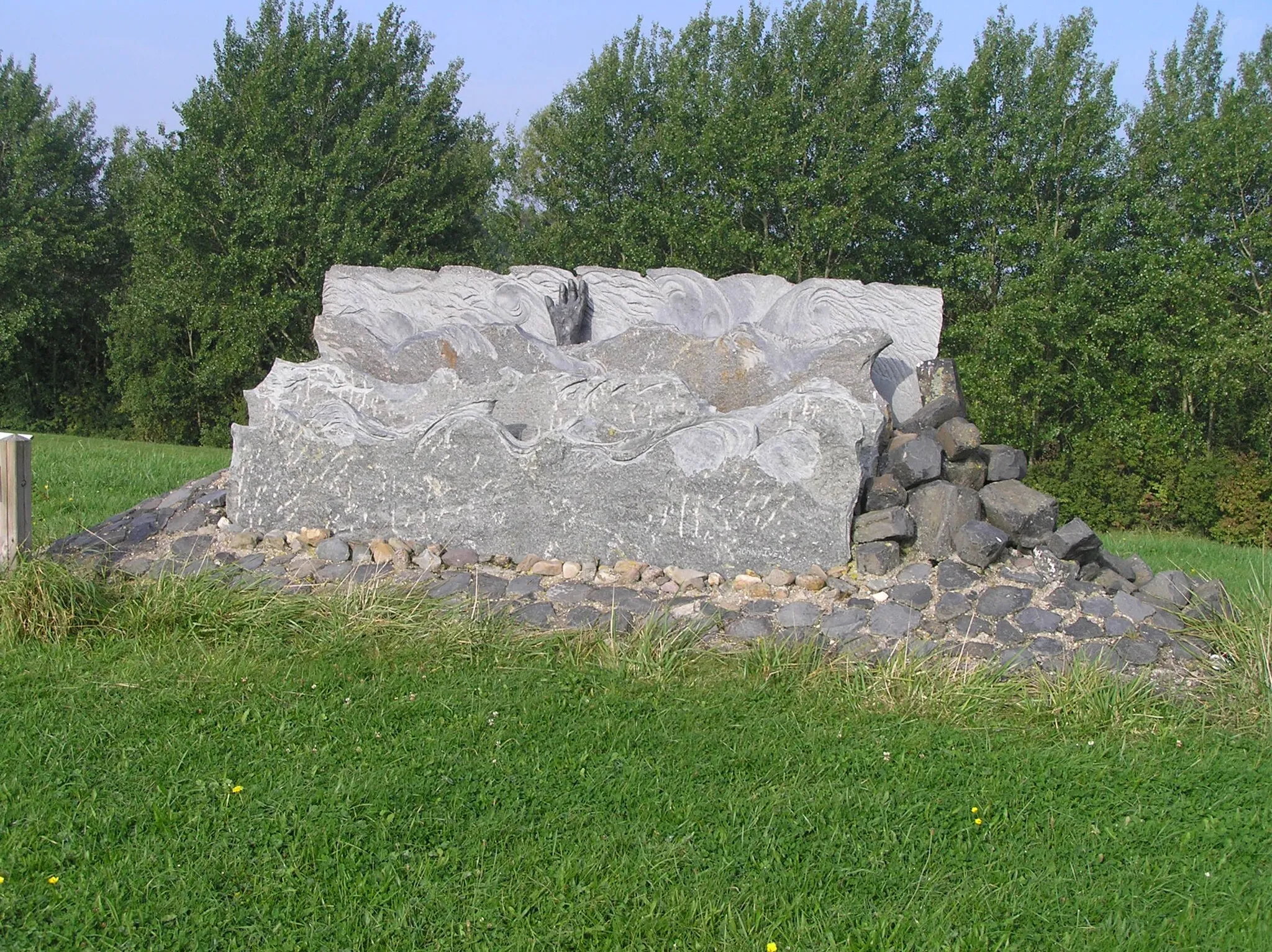 Photo showing: Monument ter nagedachtenis aan de overledenen van de watersnoodramp 1953 uit Wolphaartsdijk. Ontwerp Marjolein Groot Nibbelink, uitvoering Ronny Ivens, 2005.
