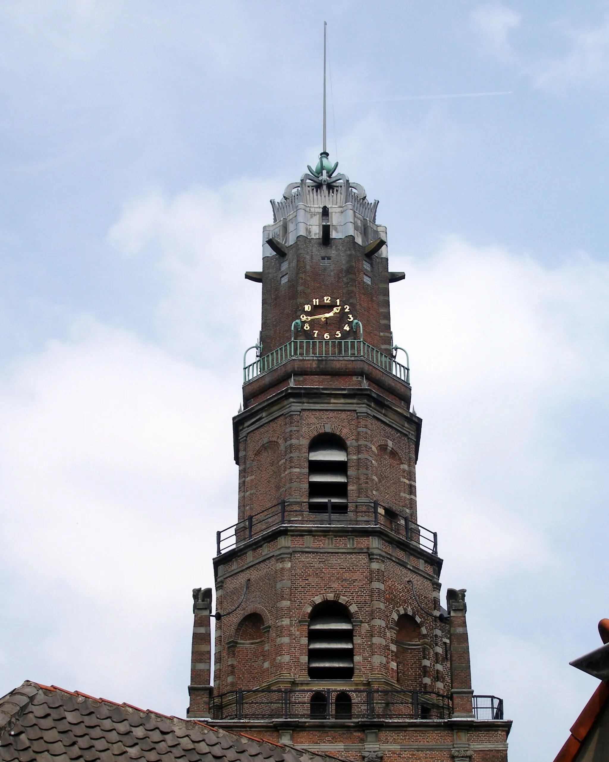Photo showing: Steeple of the Hervormde Kerk (Dutch Reformed Church) in IJsselstein, the Netherlands. 
The tower was build about 1535 and was reconstructed several times. In 1911 the church and the tower were heavily damaged by fire.

Hence the steeple was replaced in 1921-1923 by a new one in Amsterdams School style, as pictured.