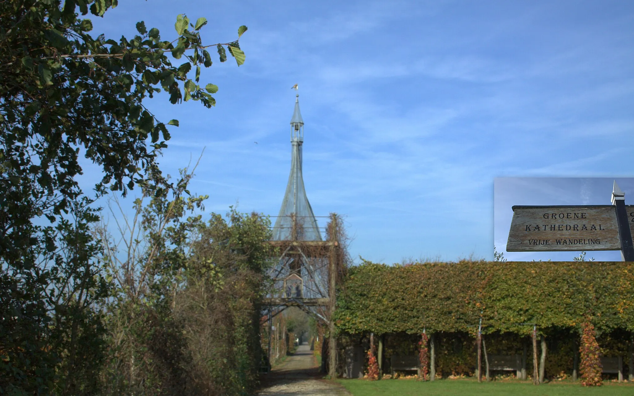 Photo showing: Een bord aan de Burgemeester ten Heuvelhofweg in Rietveld wijst ons de weg naar de Groene Kathedraal.