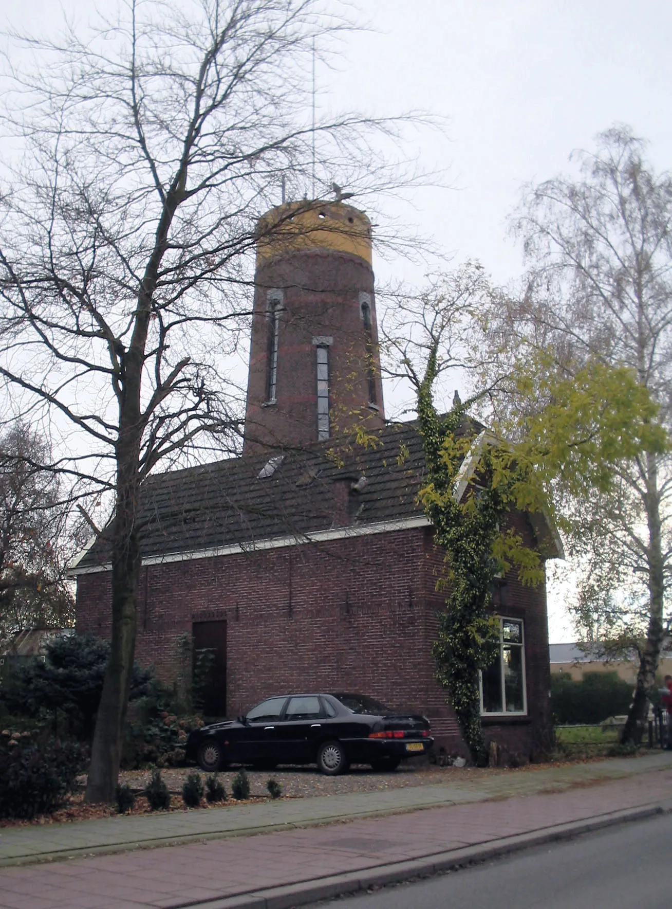 Photo showing: Boskoop: Watertoren anno 1909 "De Hoge hoed"
De kop is gedemonteerd onder toezicht van Rijksmonumentendienst vanwege instortingsgevaar.

Architect J.Schotel ,deze heeft er 16 gebouwd waarvan er nog ongeveer de helft is overgebleven.