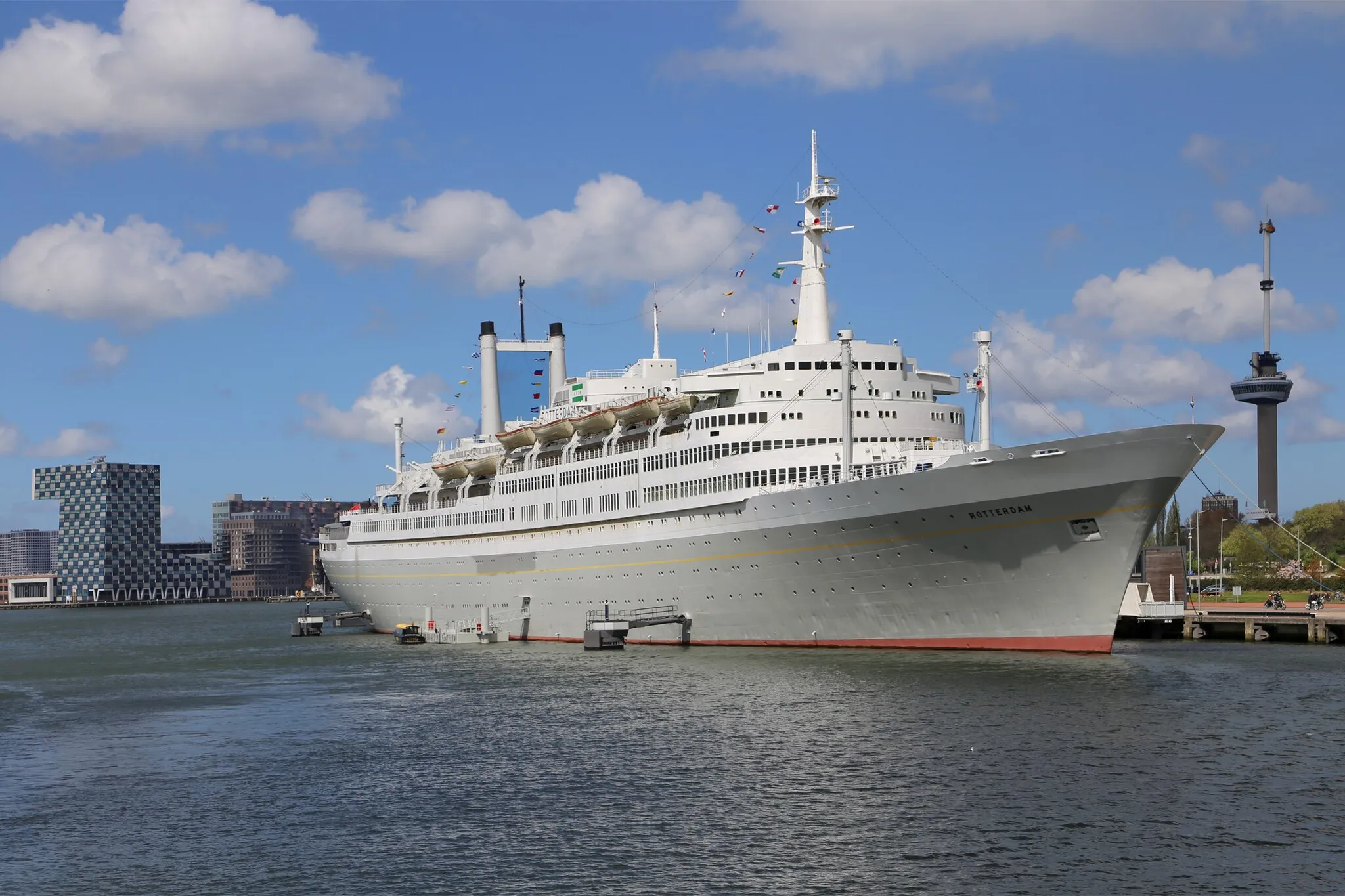 Photo showing: The "Rotterdam" is a former Dutch passenger ship of the Dutch transatlantic service "Holland - America". Today it serves as a museum and hotel ship.