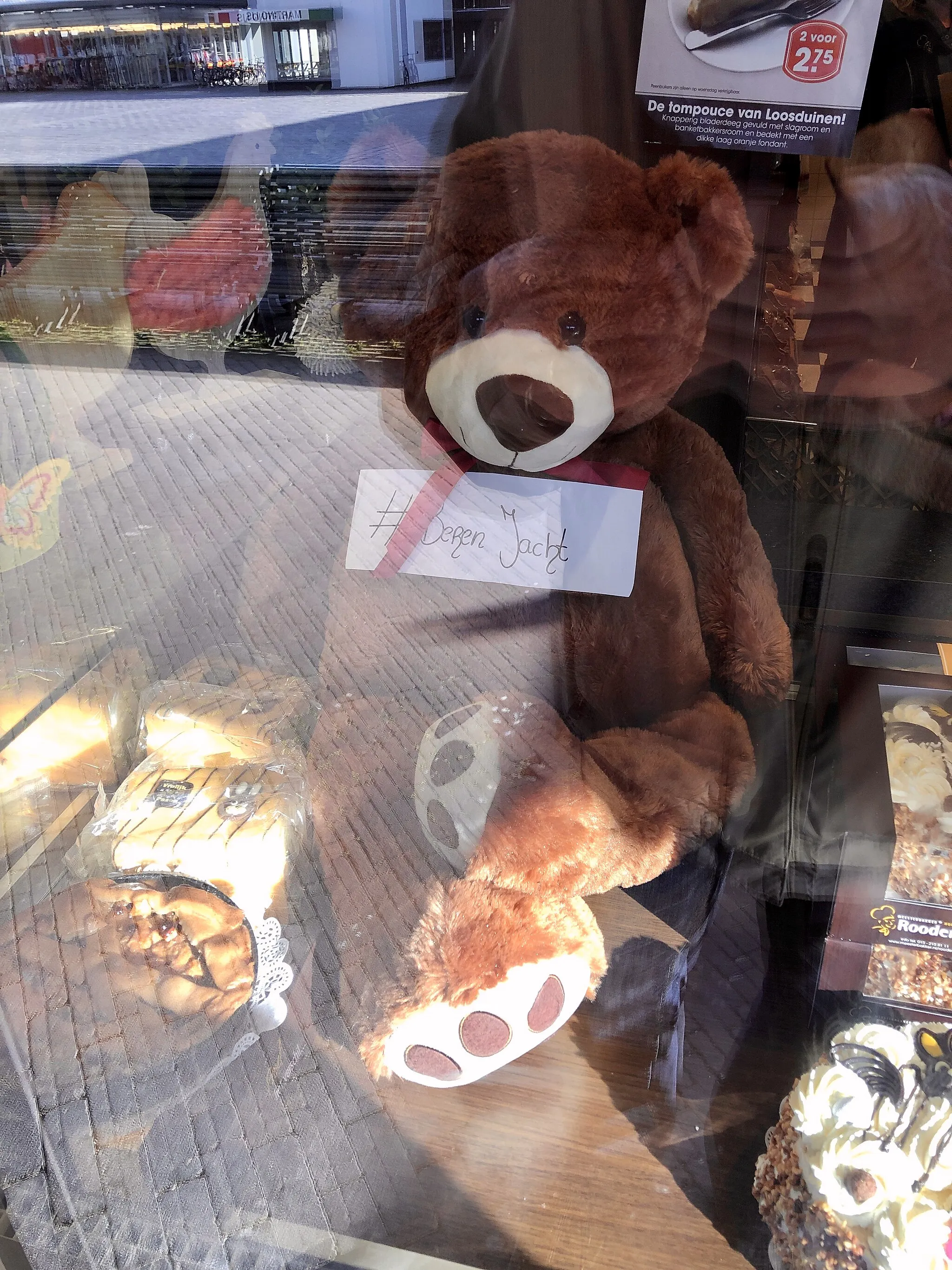 Photo showing: Teddey bears were being placed in windows in the Netherlands as part of a game - the teddy bear hunt- meant to entertain children (and adults) during the period of coronavirus lockdowns and social distancing. The game is said to have been inspired by the 1989 children’s book “We’re Going on a Bear Hunt,” written by Michael Rosen and illustrated by Helen Oxenbury.