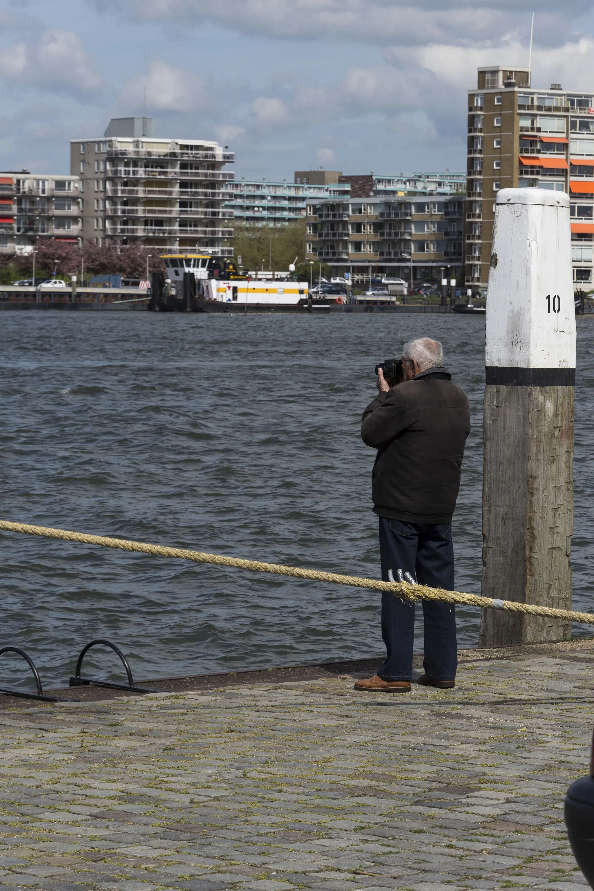 Photo showing: Ik was niet alleen op pad, Zomaar iemand die Zwijndrecht stond te filmen. Buiten Kalkhaven, Dordrecht.