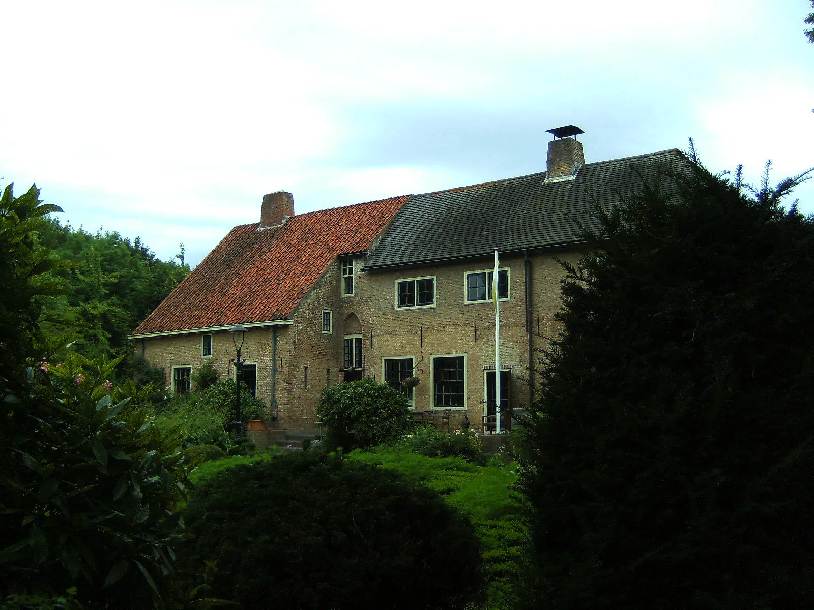 Photo showing: Middeleeuws woonhuis van kapittelheren van het Kapittel van Voorne. Later een boerderij genaamd Jacobahoeve. In de 20e eeuw jarenlang een jeugdherberg. Ca 1990 gerestaureerd tot woonhuis.