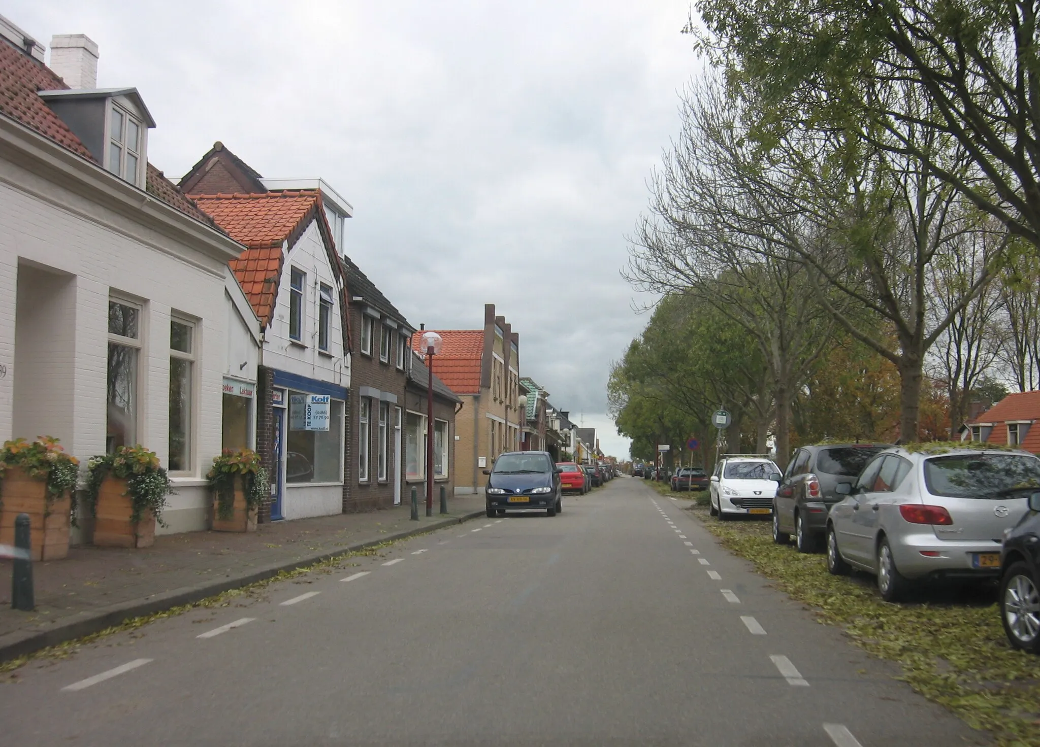 Photo showing: Zicht op een deel van de Dorpsstraat in Zuid-Beijerland, gem. Korendijk