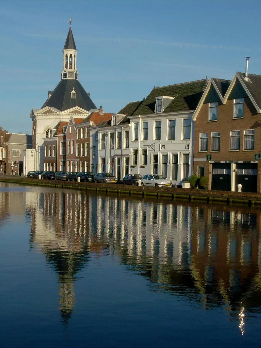 Photo showing: Facades of Leidschendam (Netherlands) are reflected in the Vliet canal