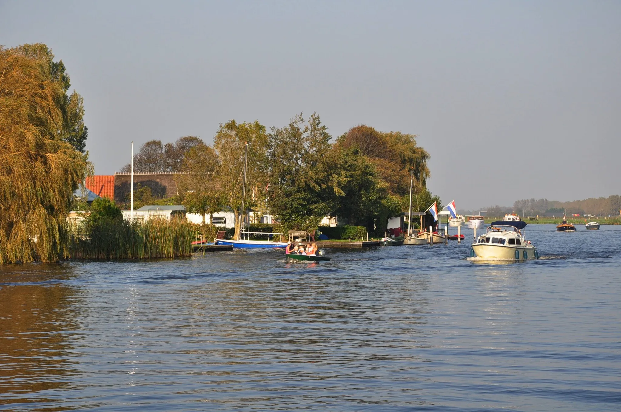 Photo showing: View of the river Ade in the municipality of Kaag en Braassem (province of South Holland, Netherlands). It has a length of only 2 km.