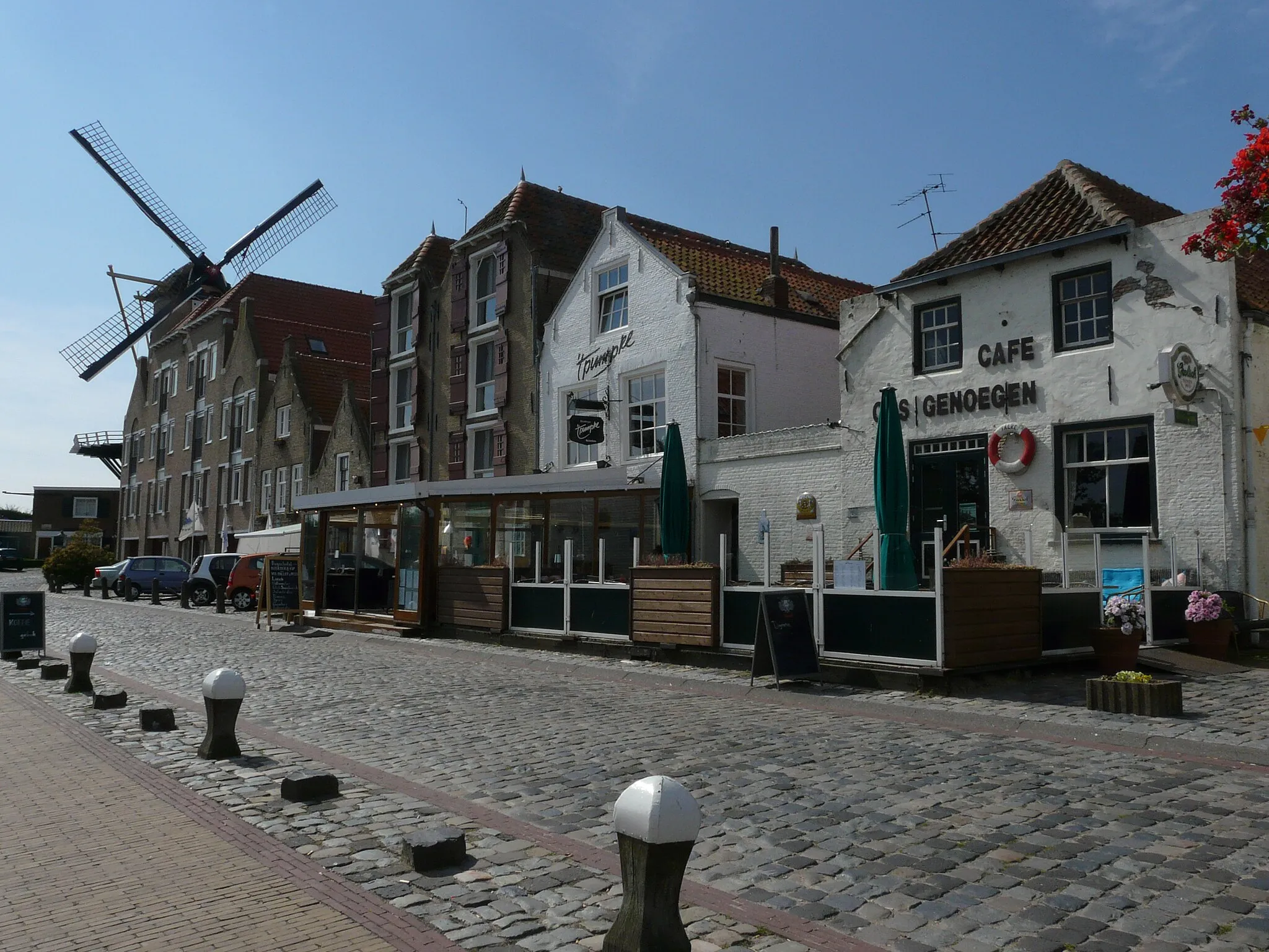 Photo showing: Zicht op een deel van de straat de Benedenkade. Gelegen bij de haven van Willemstad in het centrum van Willemstad in de noordwesten van de provincie Noord-Brabant