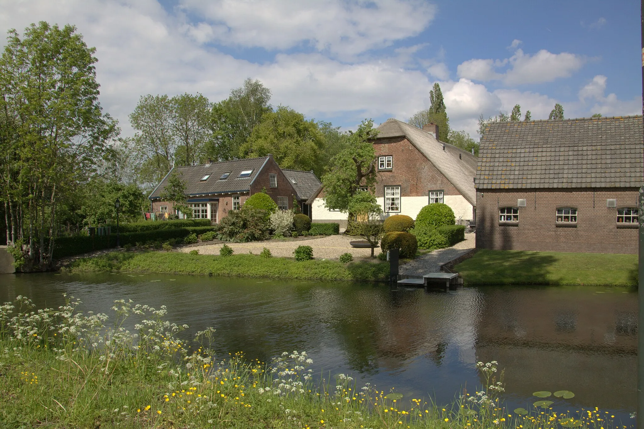Photo showing: Brede weteringen en heel veel mooie boerderijen kenmerken het dorp Hei-en Boeicop.