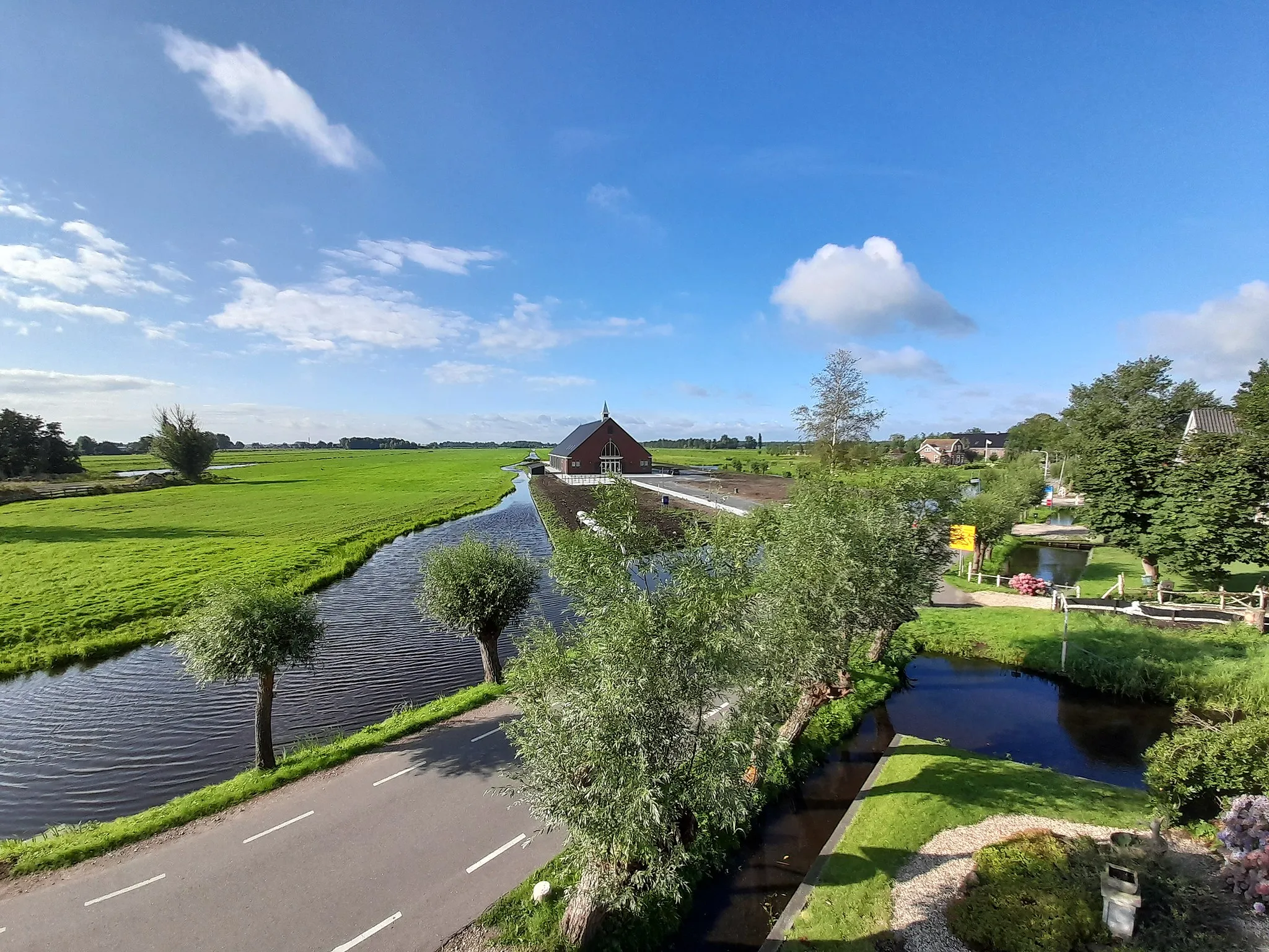 Photo showing: Foto van het nieuwe kerkgebouw aan het Oosteinde te Berkenwoude