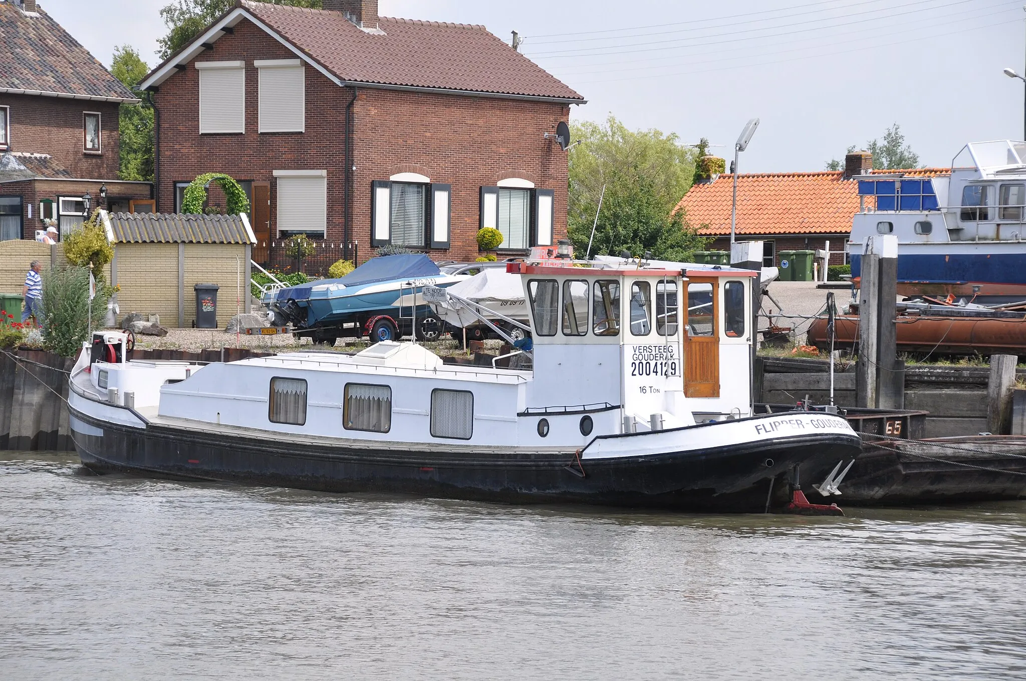 Photo showing: De FLIPPER is een voormalig bedrijfsvaartuig dat nu voor recreatie wordt gebruikt. Het schip ligt hier op de Hollandsche IJssel.