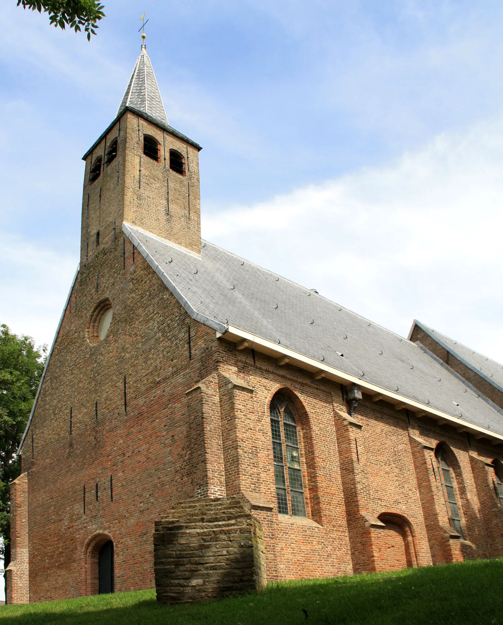 Photo showing: Nederlands Hervormd Kerk Schoolstraat 5 Zwartewaal (gemeente Brielle)Rijksmonument nr: 41506. Dorpskerk met eenbeukig schip (XV), hoger vijfzijdig gesloten koor (XVd) en slanke, ingebouwde toren uit 1597. Het koor draagt een eiken tongewelf met geprofileerde ribben.