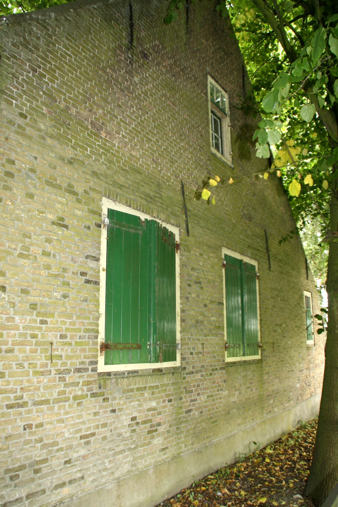 Photo showing: Boerderij Wouddijk 12 Zwartewaal (gemeente Brielle) Rijksmonument nr: 41507. Hoeve met puntgevel (XVII). Vensters met oude kozijnen en luiken. Stal van gepotdekselde houten delen.