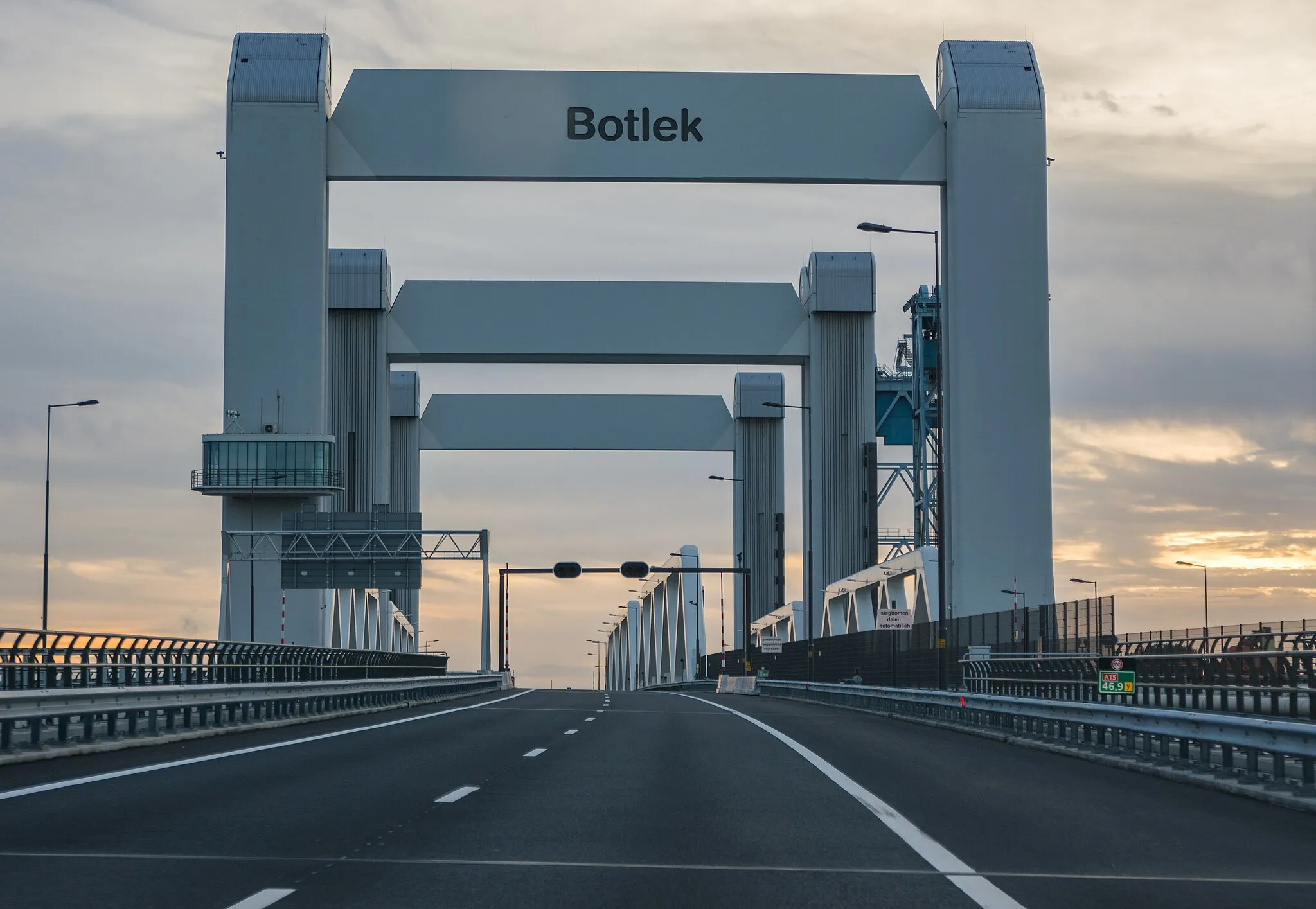 Photo showing: De Botlekbrug, gezien in westelijke richting.