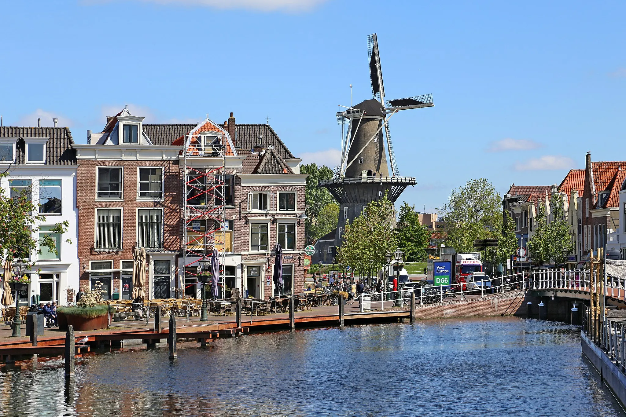 Photo showing: Zentrum der Stadt Leiden (NL): Blauwpoortshaven,  Beestenmarkt, Turfmarktbrug und Windmühle De Valk.