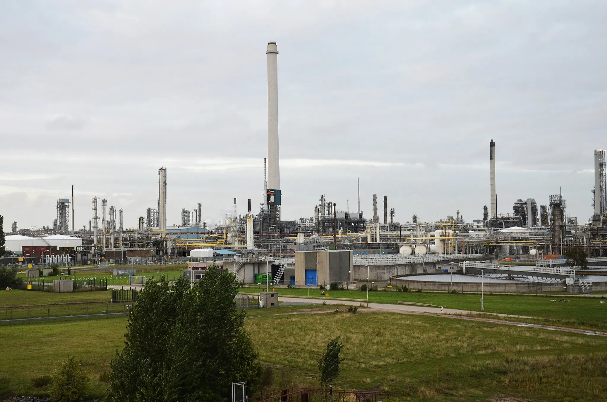 Photo showing: De olieraffinaderij van Shell in Pernis.