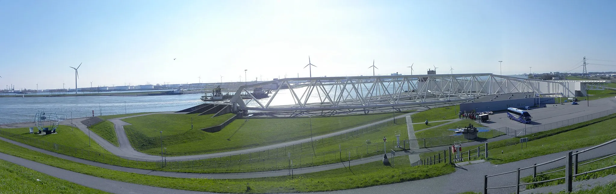 Photo showing: Panorama of the Maeslantkering. A retractable barrier in the Nieuwe Waterweg. Part of the Delta Werken. Located near Hoek van Holland.