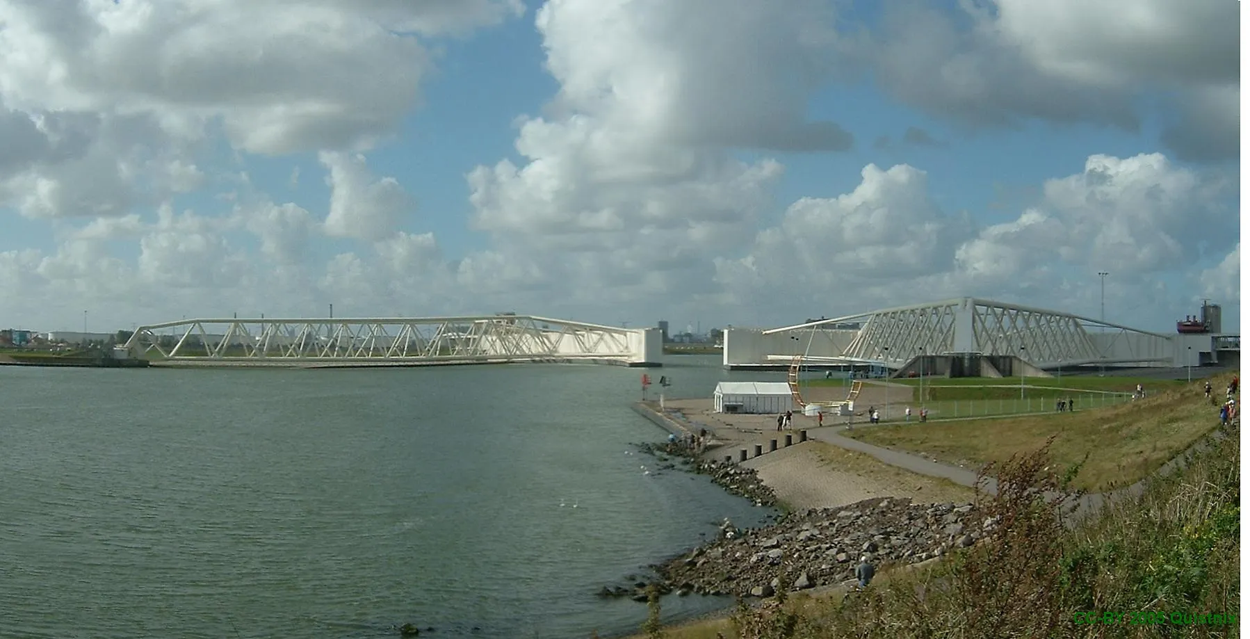 Photo showing: Closing of the Maeslantkering near Hoek van Holland, Netherlands.