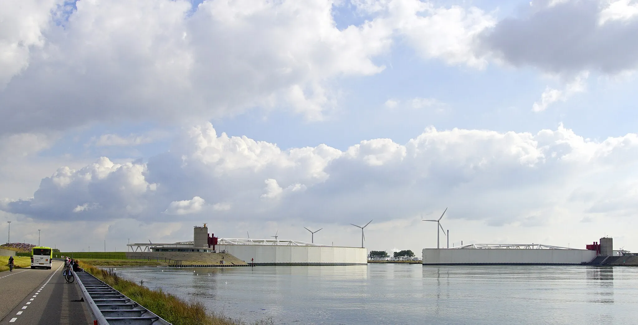 Photo showing: HOEK VAN HOLLAND (ANP) – De Maeslantkering in de Nieuwe Waterweg bij Hoek van Holland gaat zaterdagmiddag dicht. Het gaat om de jaarlijkse ‘functioneringssluiting’, waarbij voor het stormseizoen begint wordt getest of de deuren goed functioneren