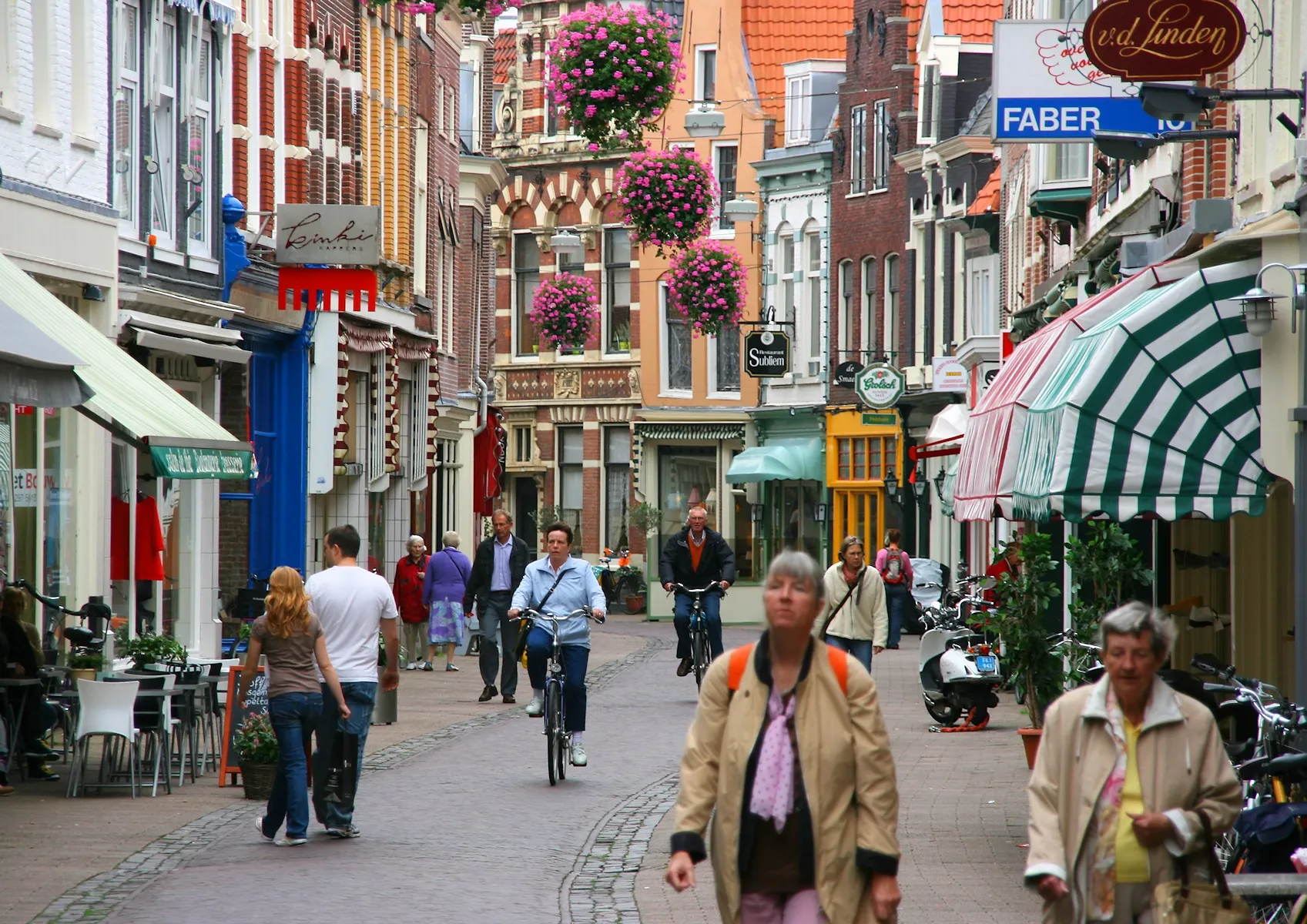 Photo showing: Kleine Houtstraat street in Haarlem, Netherlands.