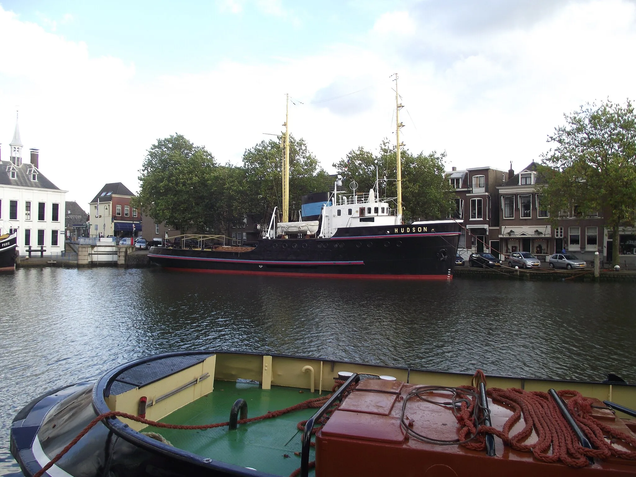 Photo showing: Museumschip Hudson in De Kolk van de haven van Maassluis en links de Wateringsesluis