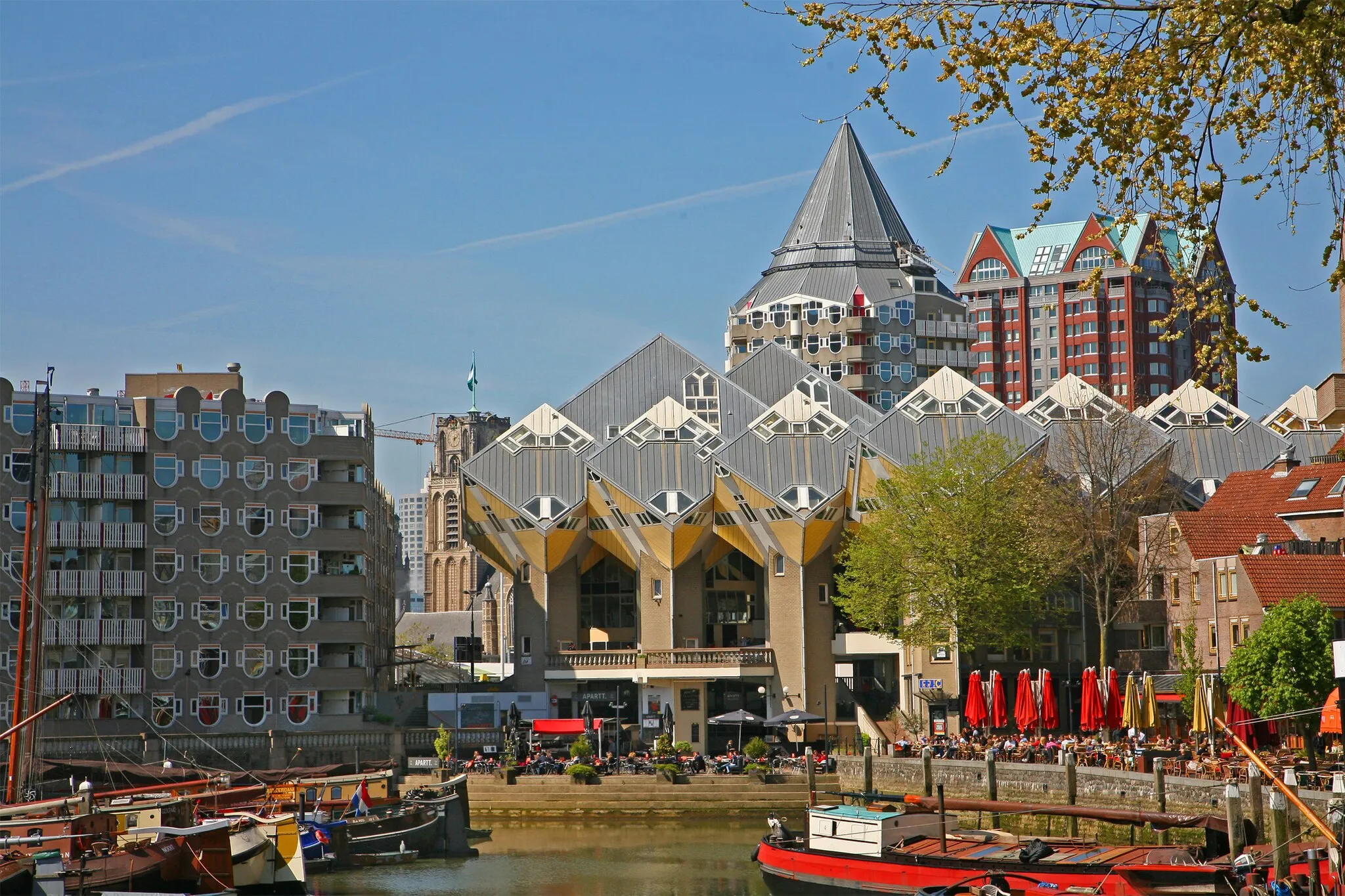 Photo showing: Rotterdam (Oudehaven): The Cube houses is a building whose dice-shaped dwellings with an edge length of 7.5 meters are tilted on a corner. Thereby three sides still point upwards and three downwards.