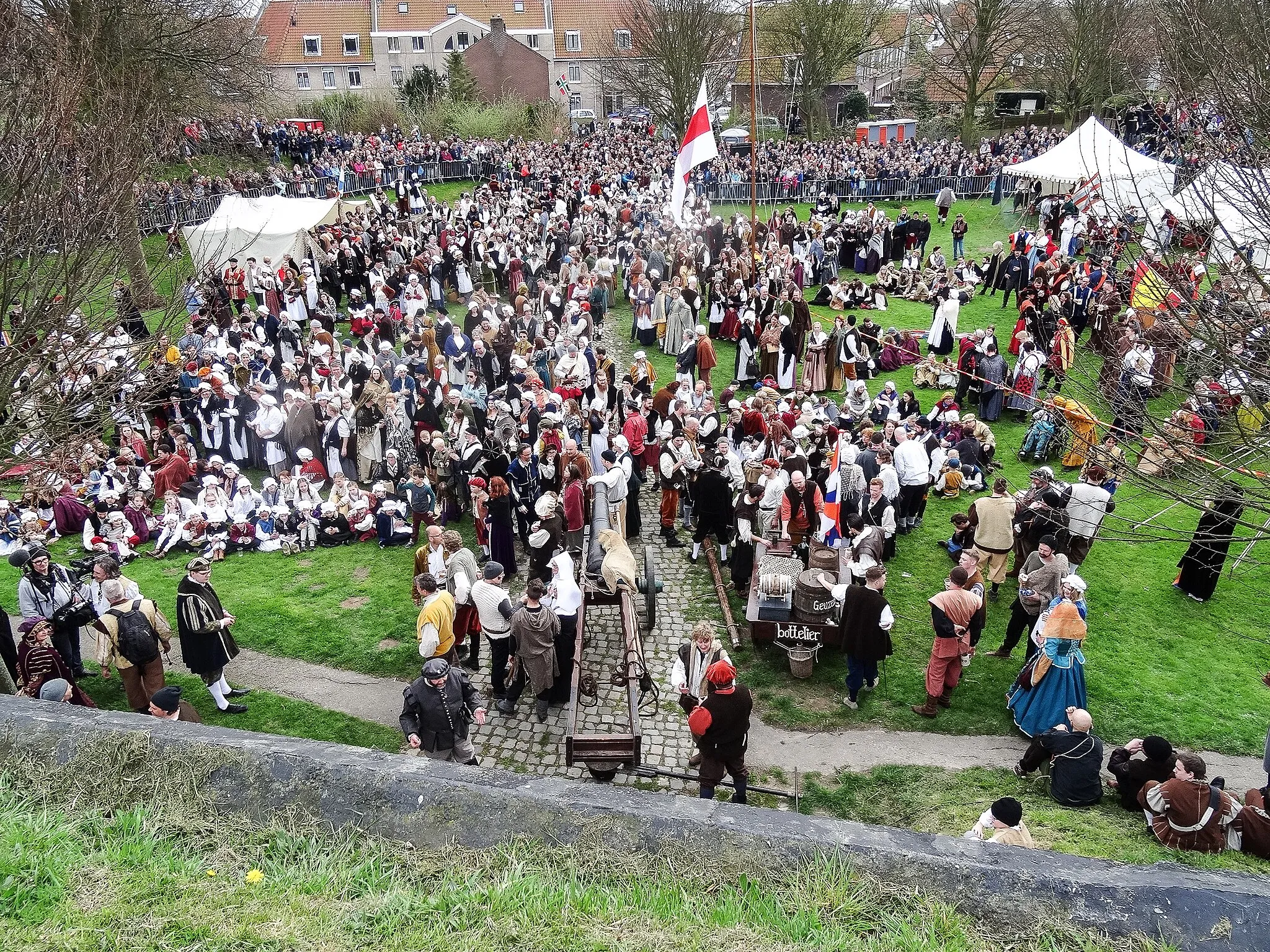 Photo showing: Huge crowds at the monument during the april 1 event Brielle