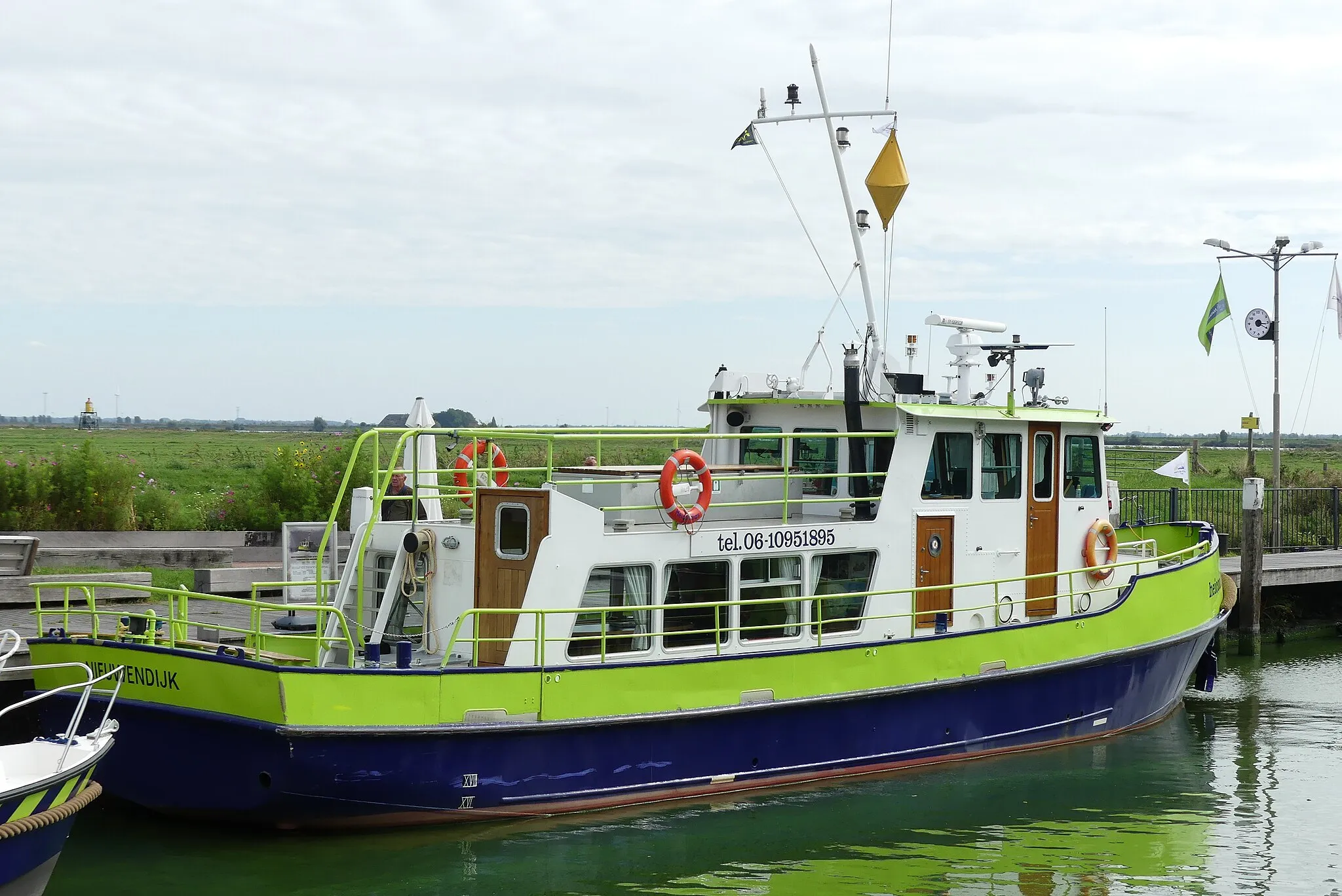 Photo showing: Zicht op een boot van de veerdienst Tiengemeten die dagelijks vaart vanuit de haven van Nieuwendijk in Nieuwendijk, behorende tot de gemeente Korendijk