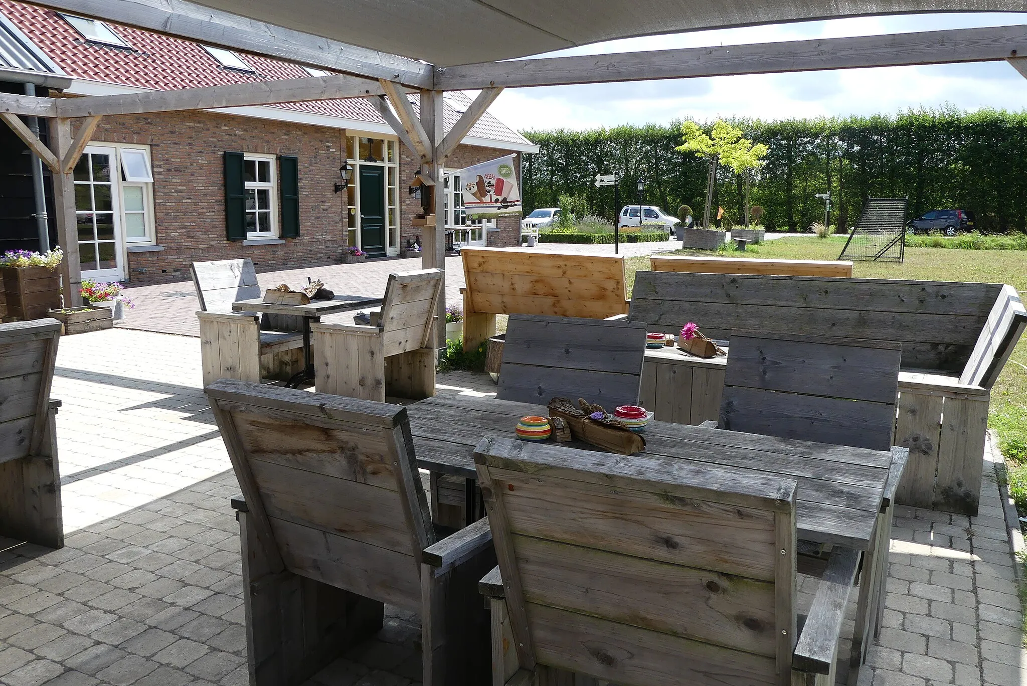 Photo showing: Zicht op deel  van het terras van de Zorghoeve Kakelbont aan de Boompjesdijk 11 in Dinteloord. Tevens Brasserie. Niet ver van De Heen