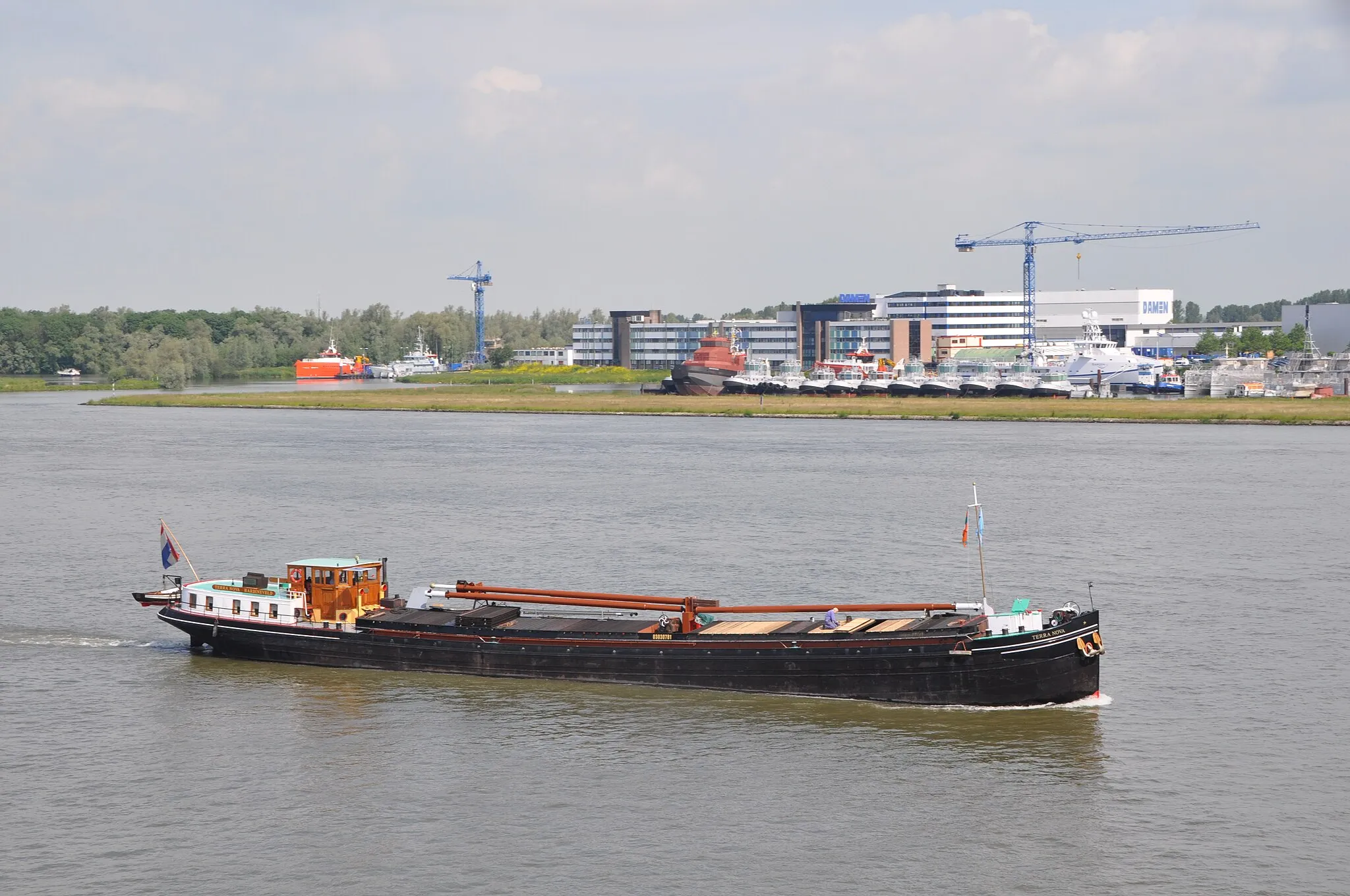 Photo showing: De TERRA NOVA in de opvaart op de Merwede voor de deur van Damen Shipyards