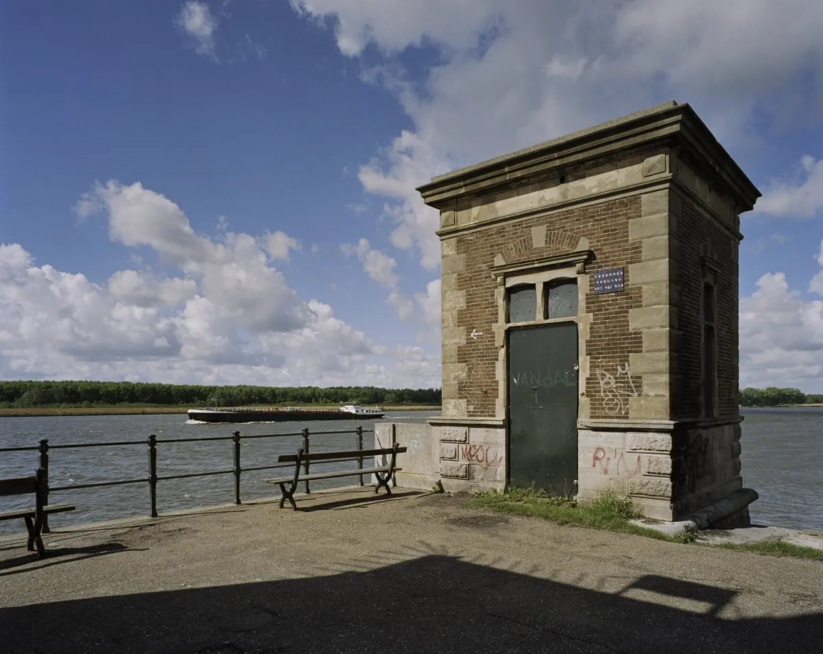 Photo showing: Voormalig verkeersbrug: Wachtgebouw van het noordelijke landhoofd (opmerking: Gefotografeerd voor Monumenten In Nederland Zuid-Holland)