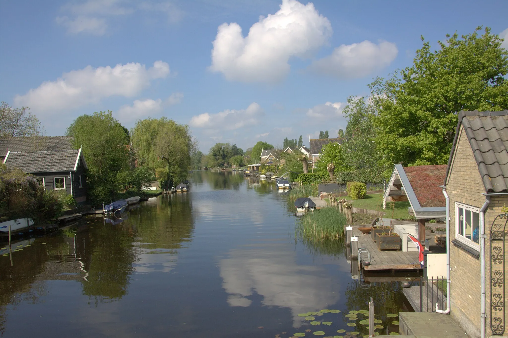 Photo showing: Midden in Oud-Alblas zien we van af de brug de veenrivier de Alblas, de Alblasserwaard en Oud-Alblas hebben er hun naam aan te danken.