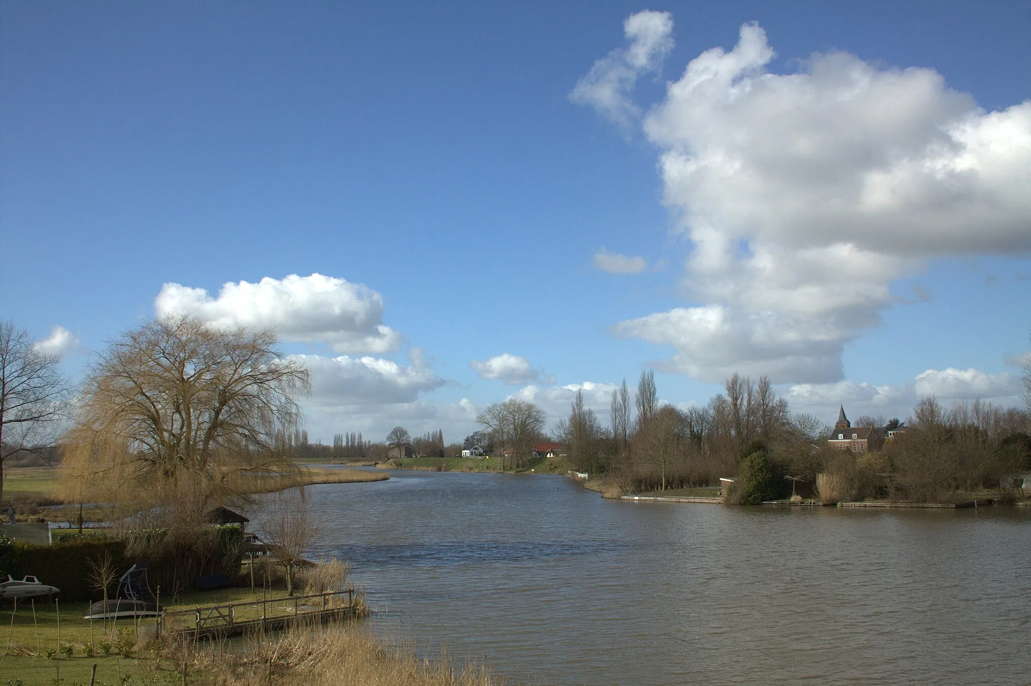 Photo showing: Over de rivier de Linge zien we bij Vogelswerf Kedichem aan de overkant.