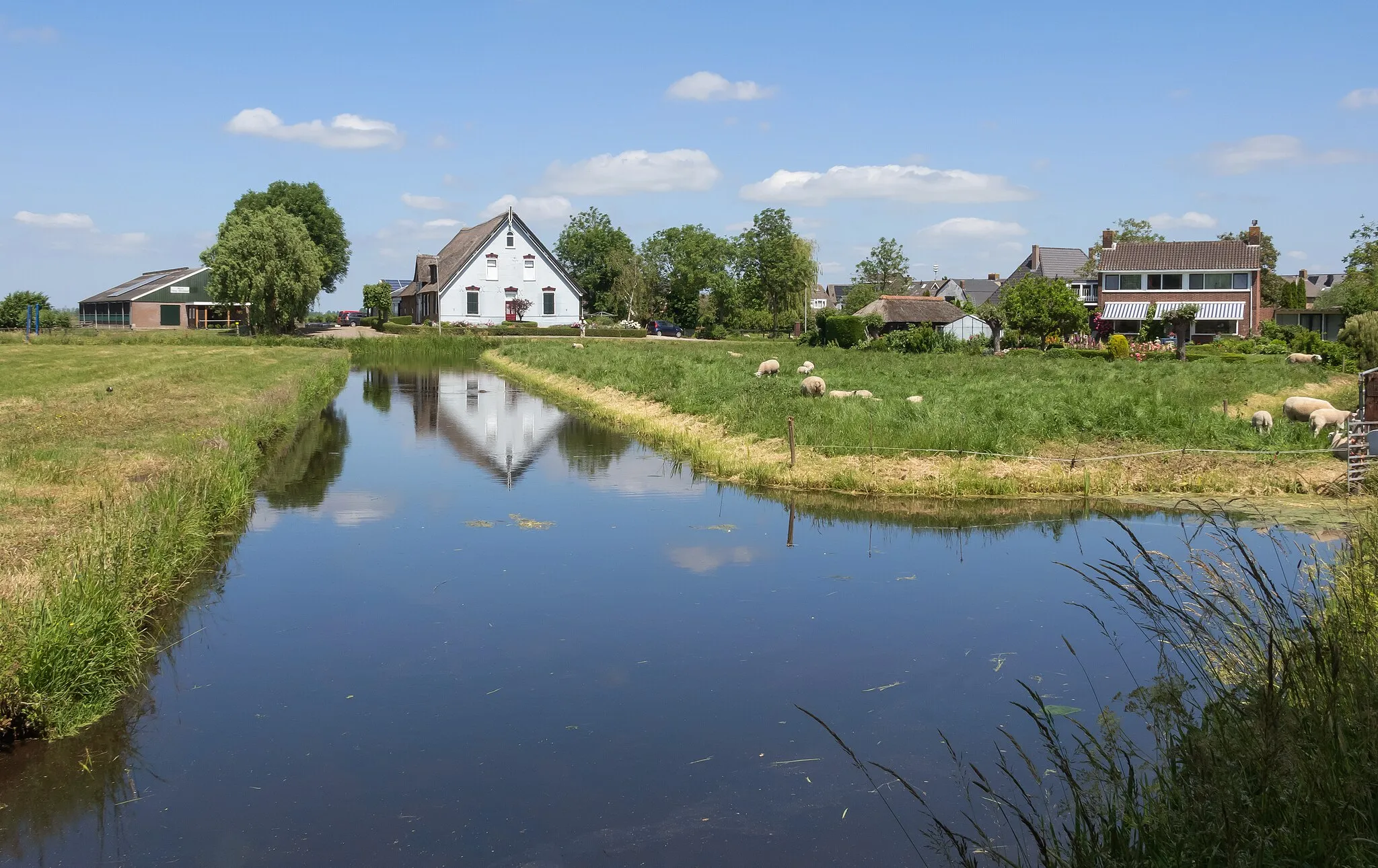 Photo showing: between Ottoland and Vuilendam, view to a farm in the polder