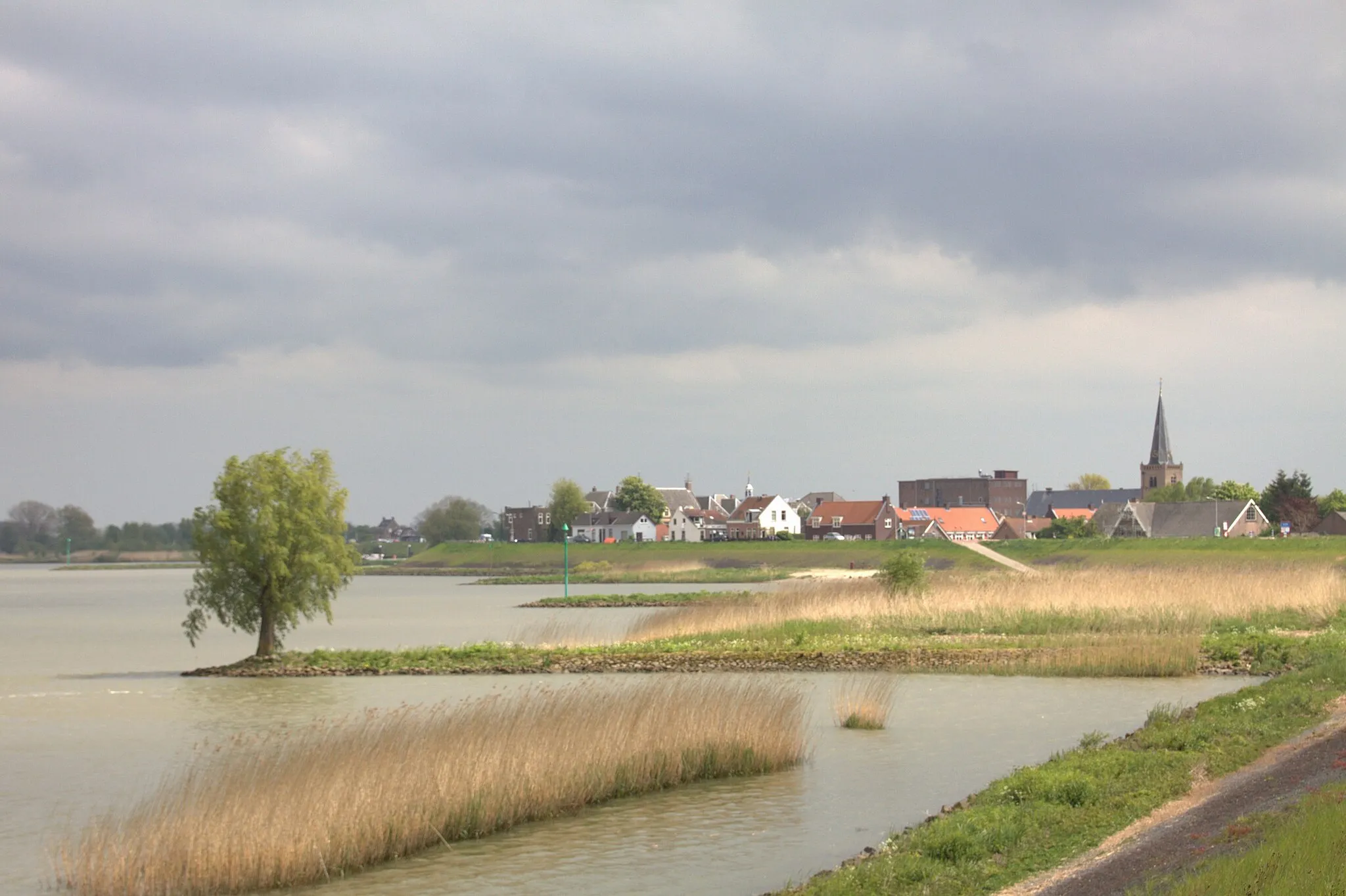 Photo showing: Ameide gezien van af de Lekdijk van uit het westen.
Ameide is met de laatste gemeentelijke herindeling nu gelegen in de nieuwe gemeente Vijfheerenlanden en ook is het veranderd van provincie, voorheen was het provincie Zuid-Holland en sinds 1 Januari 2019 in de provincie Utrecht, maar nog wel in de streek Alblasserwaard.

De gemeente Zederik is opgeheven.