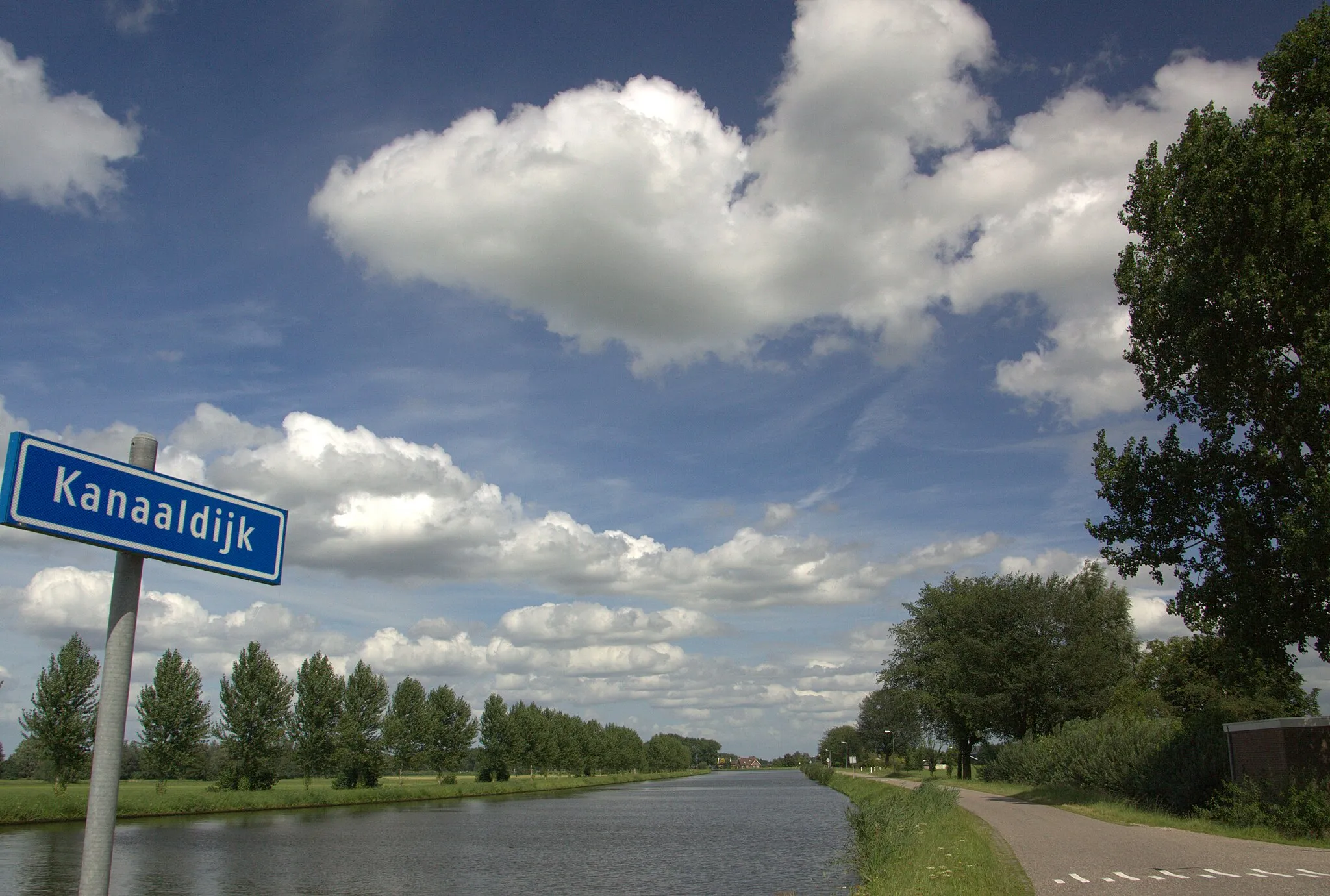 Photo showing: Aan de Kanaaldijk van het Merwedekanaal bij buurtschap Middelkoop.