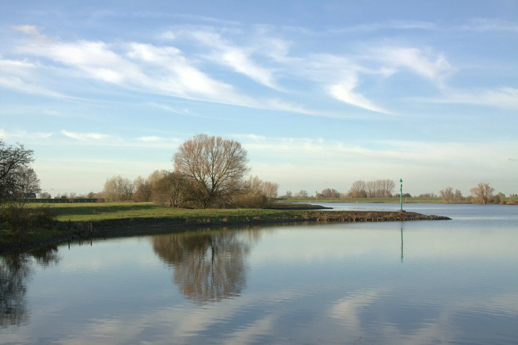 Photo showing: Van uit de Beusichemse Waard zien we die mooie en machtige rivier de Lek bij windstil weer.