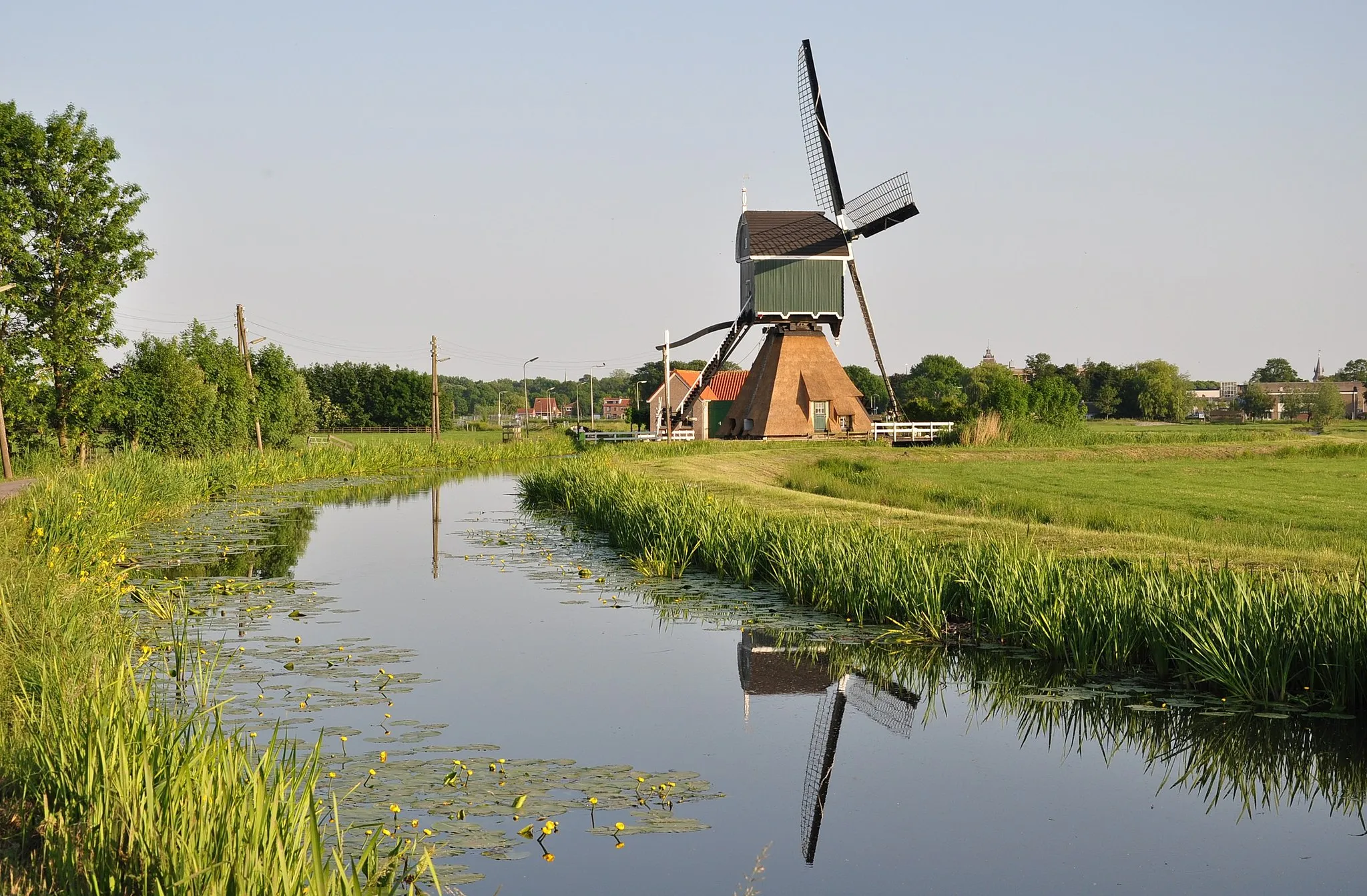 Photo showing: Windmill 'Bonrepas' on the shore of the Vlist river (municipality Vlist, Province South Holland, Netherlands).
